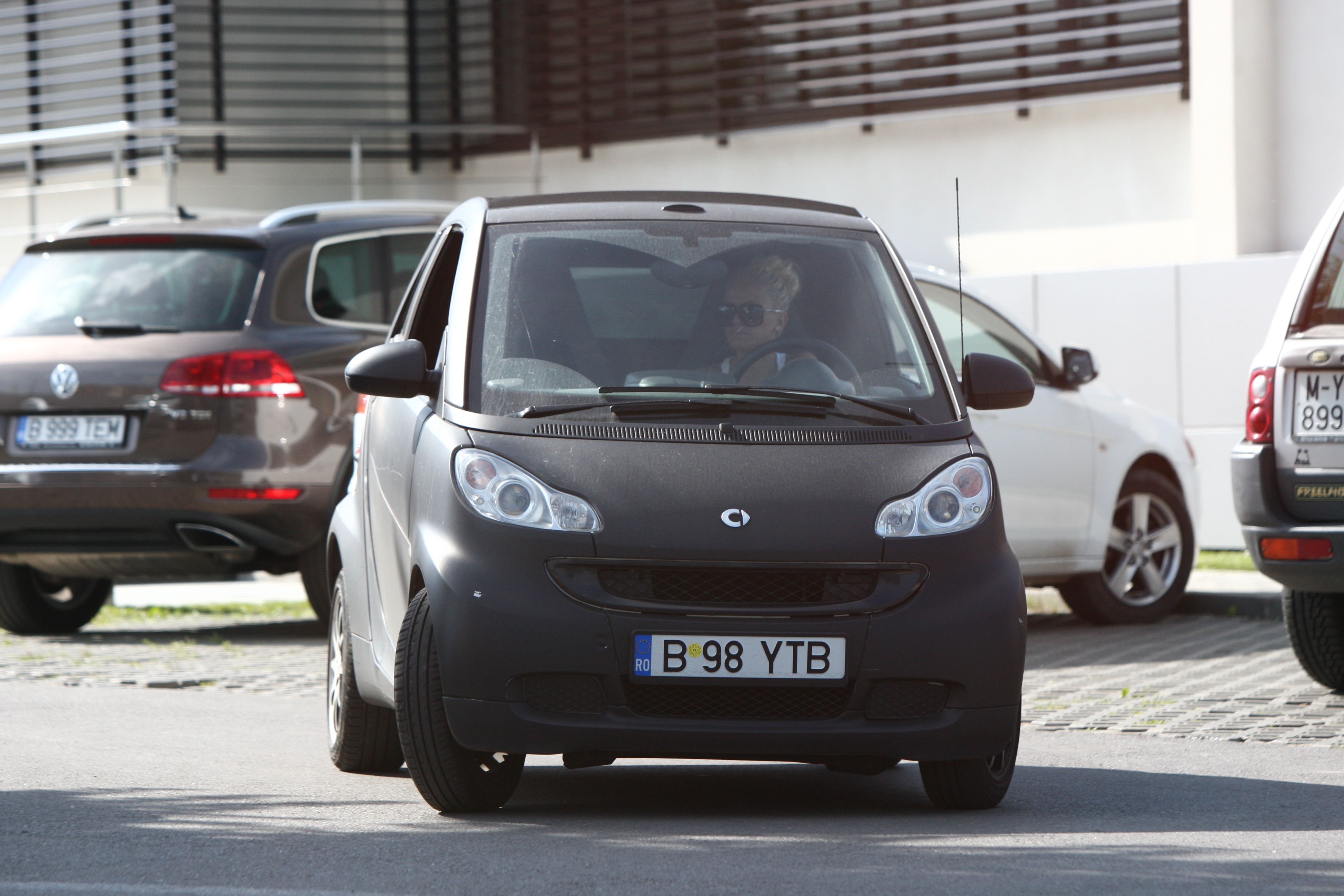 Cu aceasta masina cantareata se deplasa atunci cand trebuie sa faca drumuri in Bucuresti