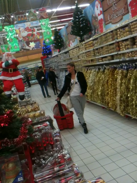 Andreea Banica a cumparat de la raionul de decoratiuni de Craciun, o podoaba pentru usa