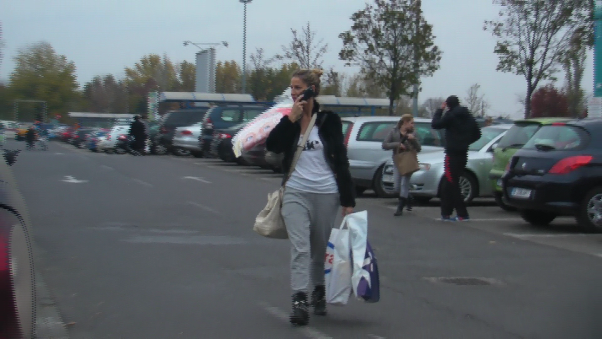 Andreea pleca din hipermarket cu bratele pline de cumparaturi si ornamente de sarbatori