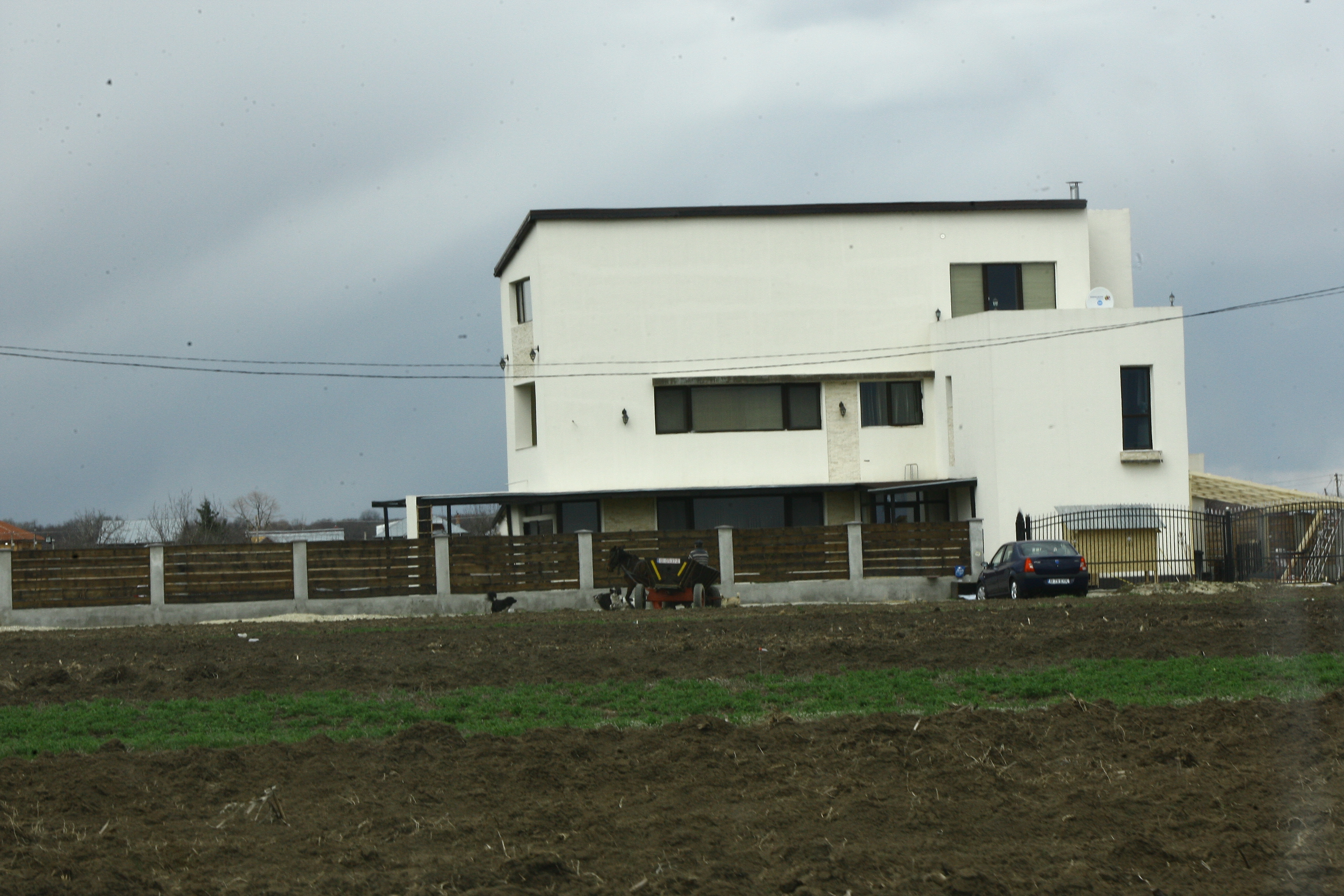 Cei doi fosti soti au construit impreuna o vila in Crevedia, insa n-au apucat sa locuiasca in ea decat cateva luni