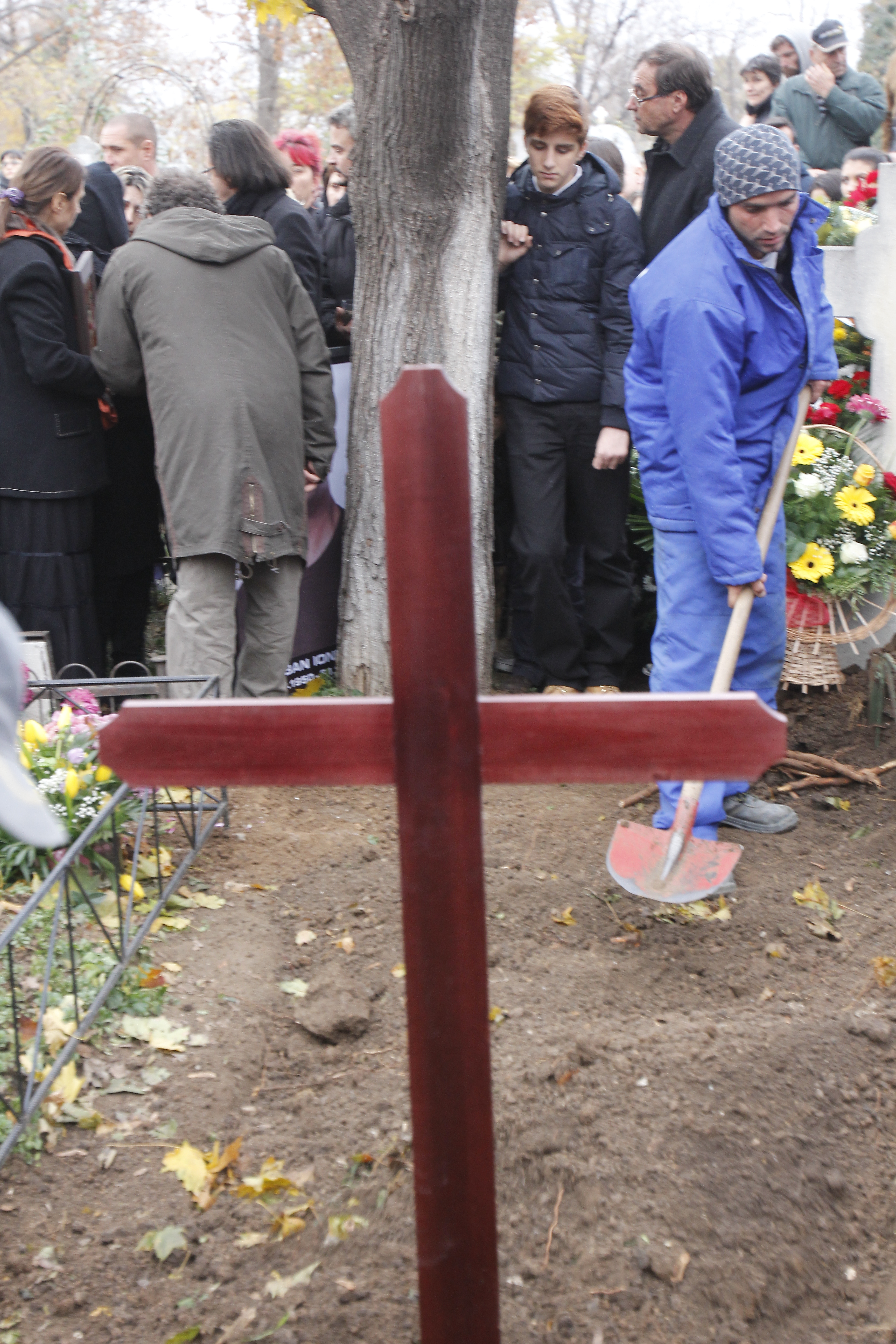 Carol a ramas rezemat de un copac, cu privirea pierduta spre locul unde i-a fost pus tatal