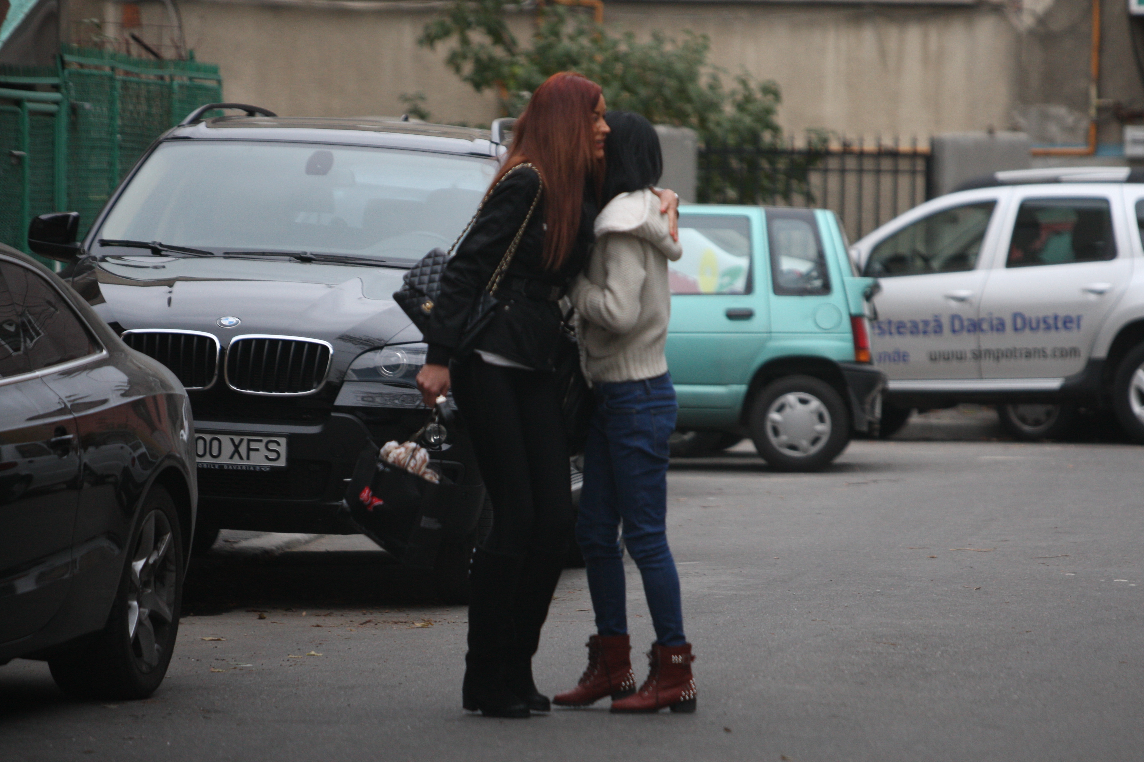 Apoi, s-au imbratisat tandru.