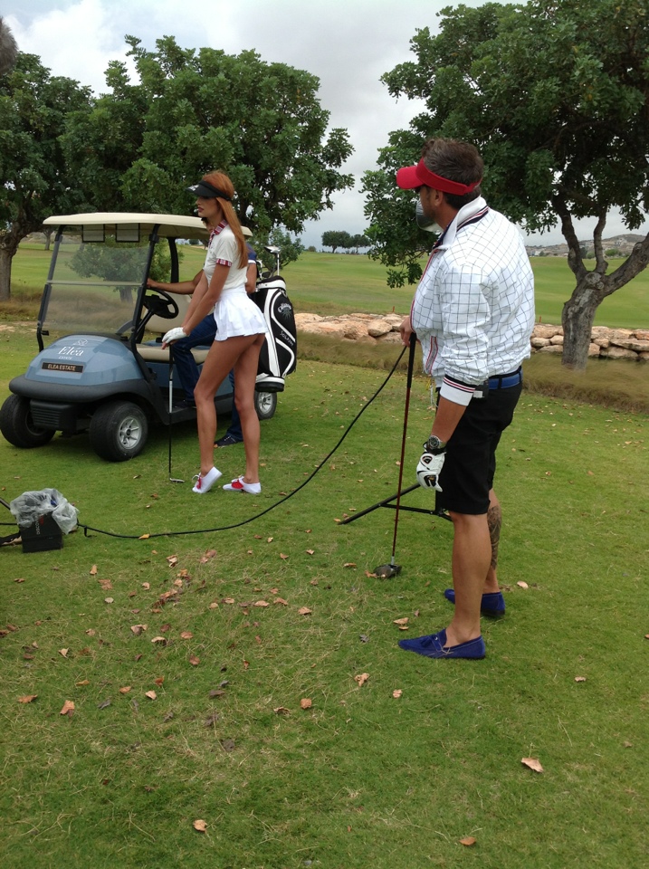 Designerul a invatat-o pe protejata lui sa pozeze la fel de senzual ca Bianca, coningand-o sa-i arate fundul