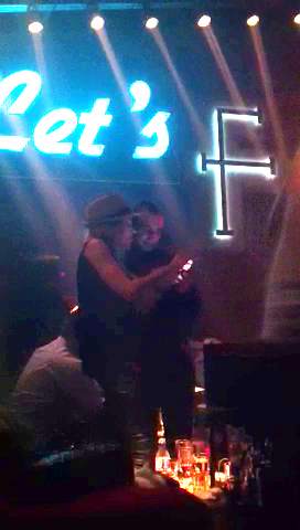 Ana Maria ii da tanarului numarul ei de telefon