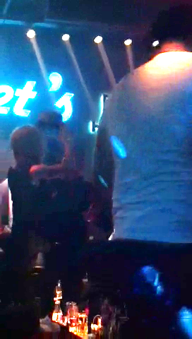 In timpul dansului, barbatul ii ia palaria lui Ferentz pentru a pune pe cap