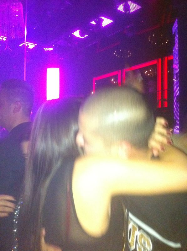 Fericita, tanara il imbratiseaza cu patos pe Augustin Viziru