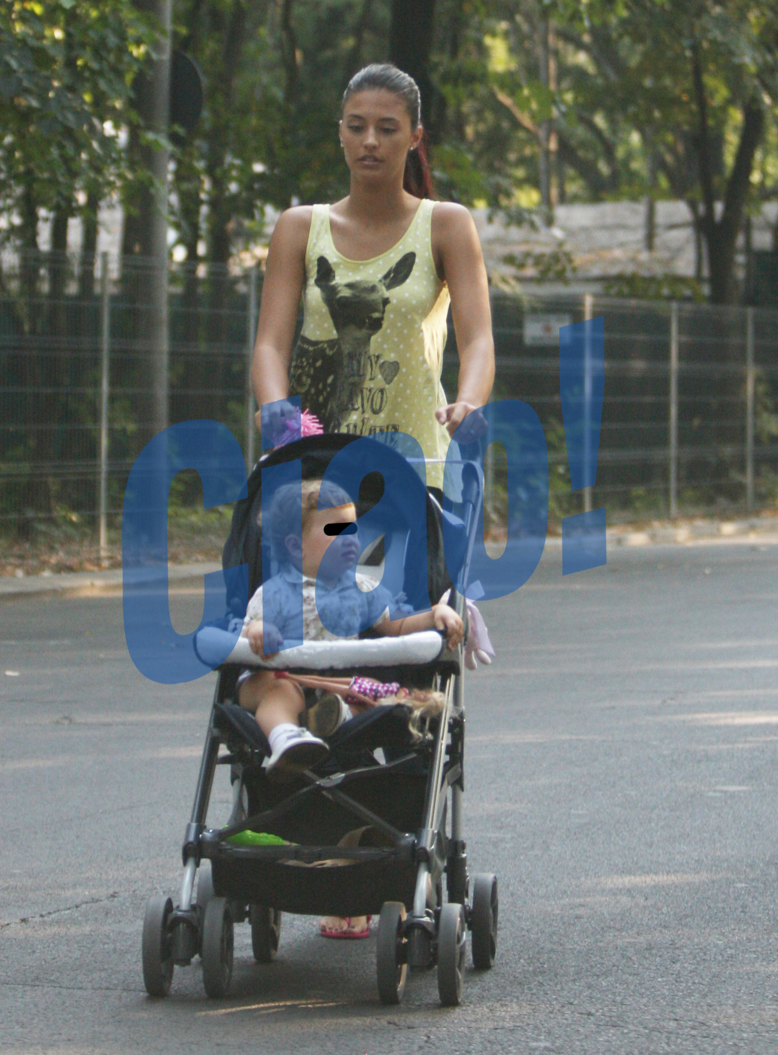 Antonia este extrem de atasata de fetita ei de doi ani, insa meseria o tine departe de copila