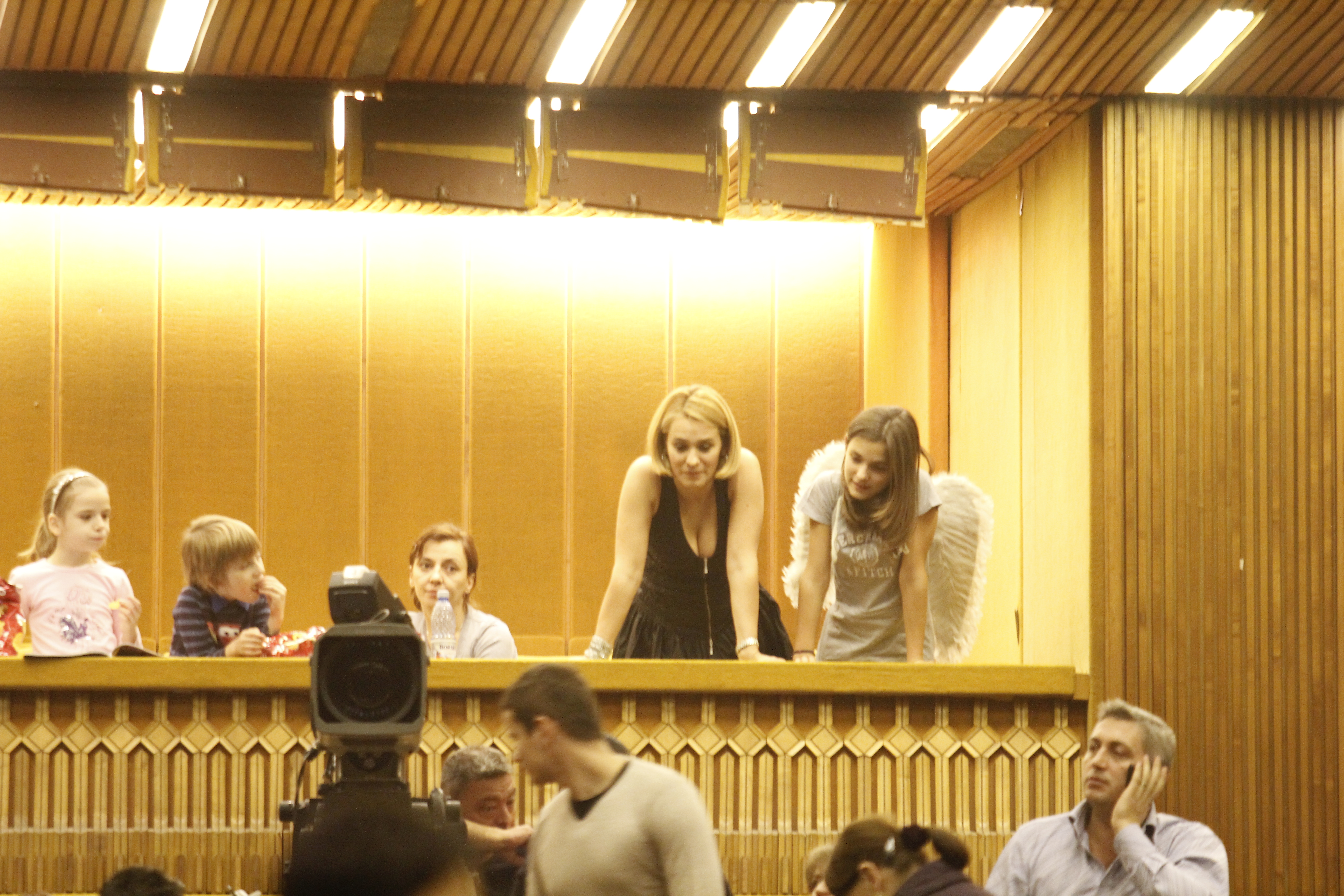 Insotita de sotul si de fiica ei, Andreea Esca a asteptat cu nerabdare concertul Loredanei