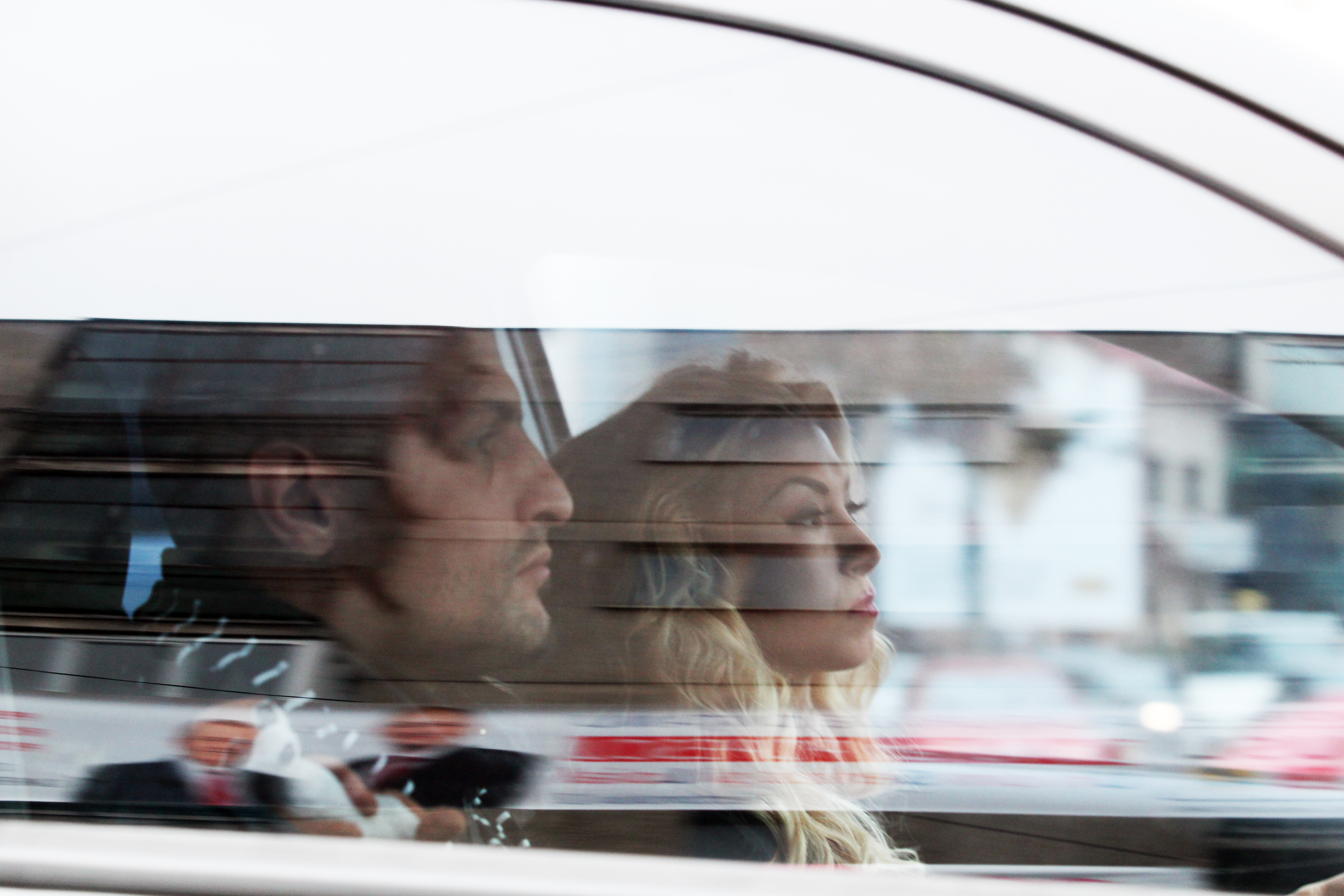 Cantareata isi schimba mimica fetei in discutia cu partenerul de drum