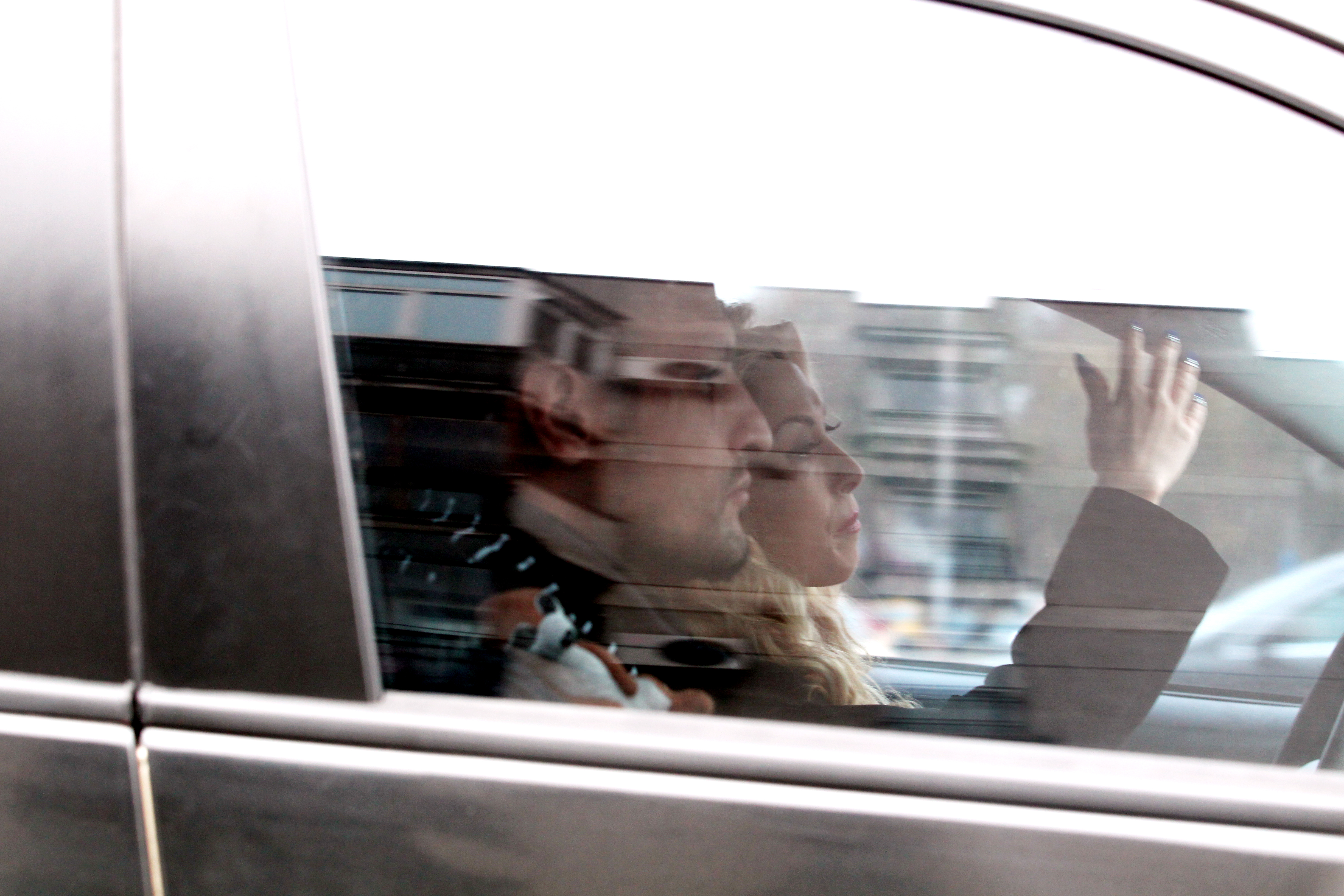 Blonda gesticuleaza, incercand parca sa explice ceva