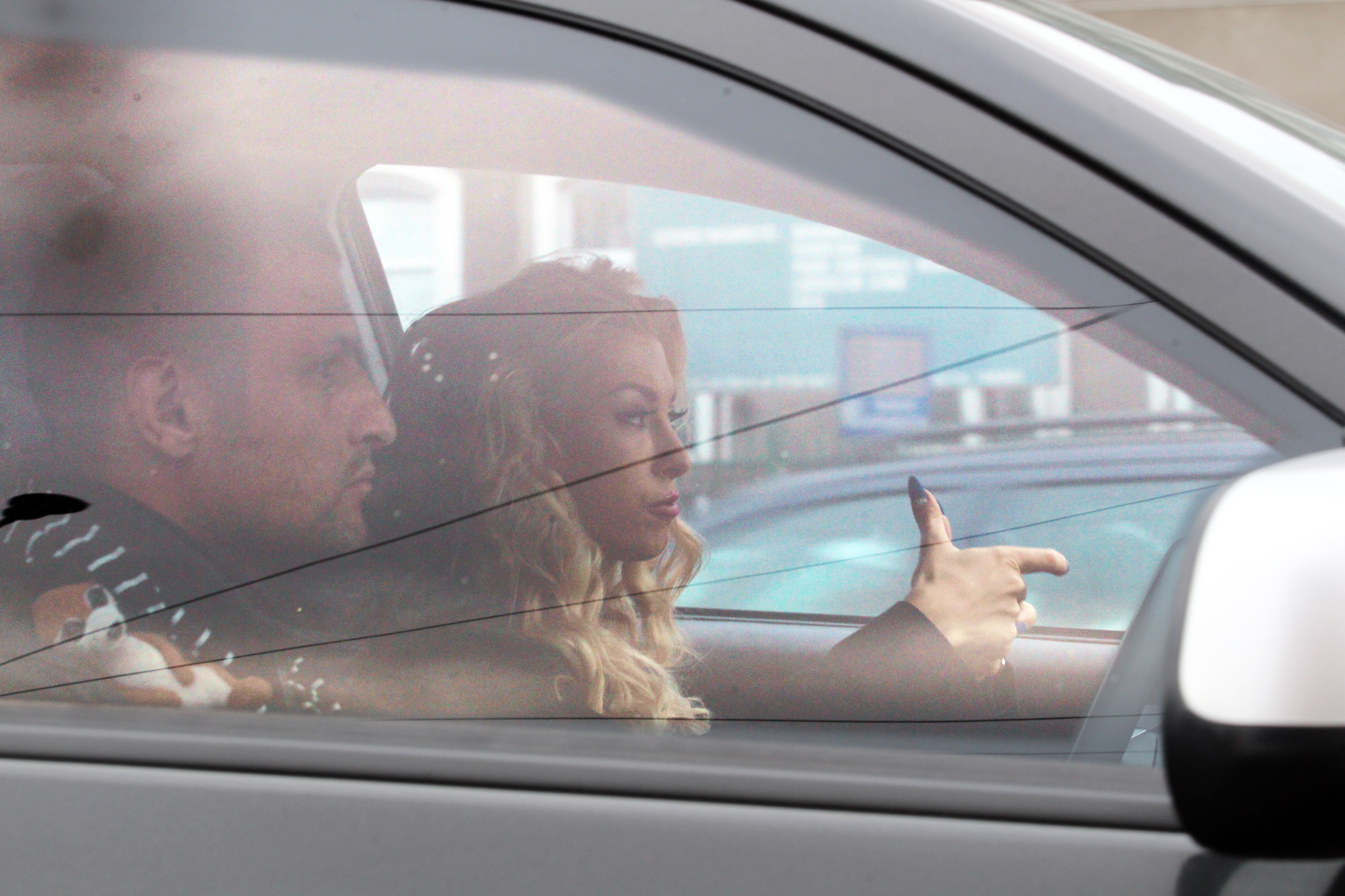 Andreea nu se uita deloc la celalat pasager, de teama sa nu piarda culoarea vedere a semaforului