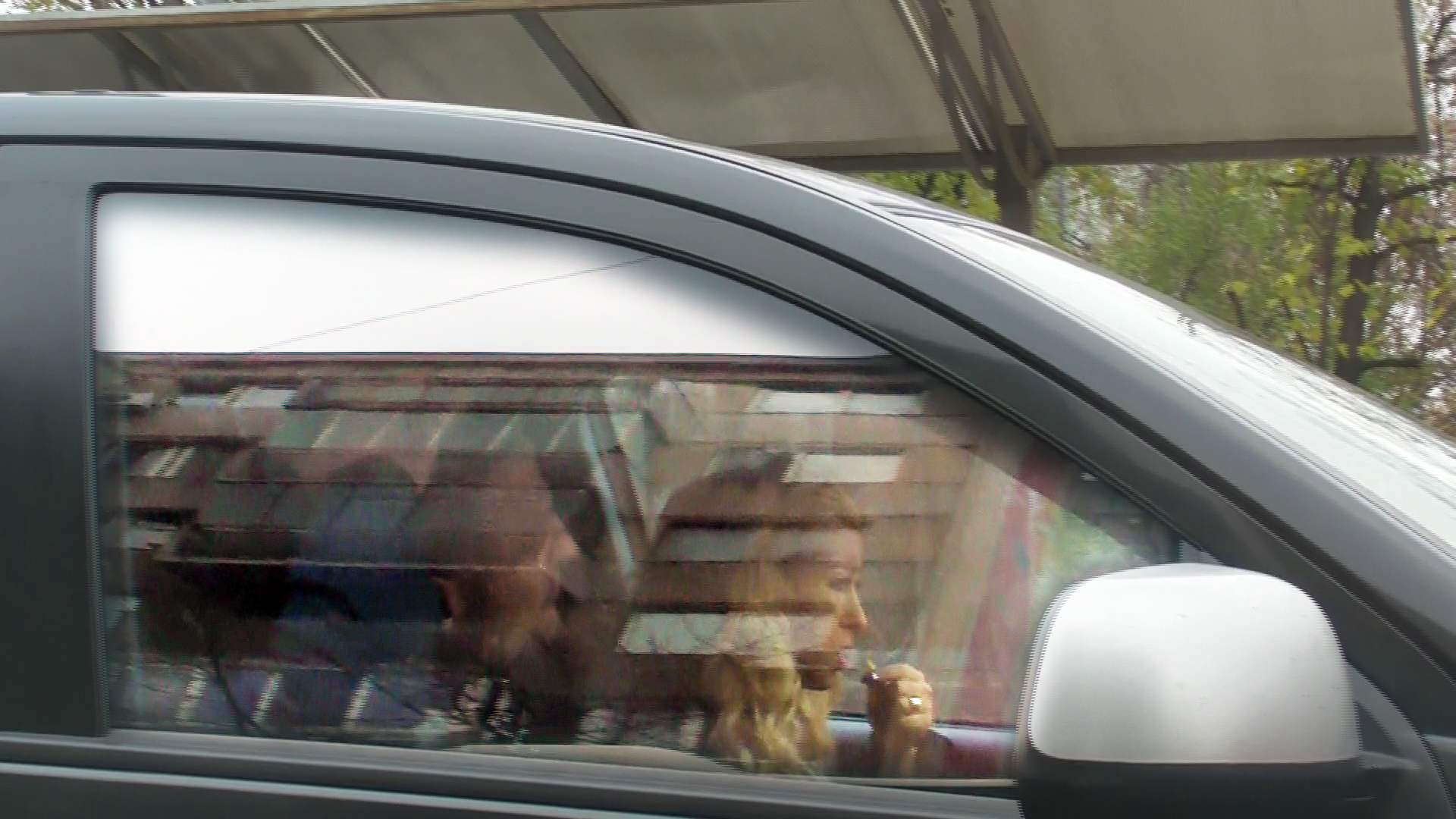 Artista mananca, vorbeste si gesticuleaza, toate in acelasi timp