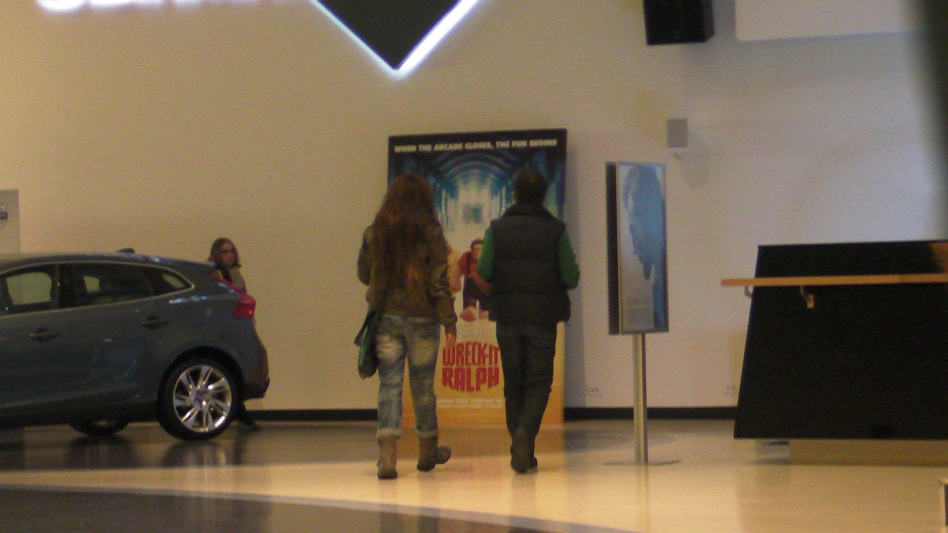 Nadine si-a etalat la mall, pletele