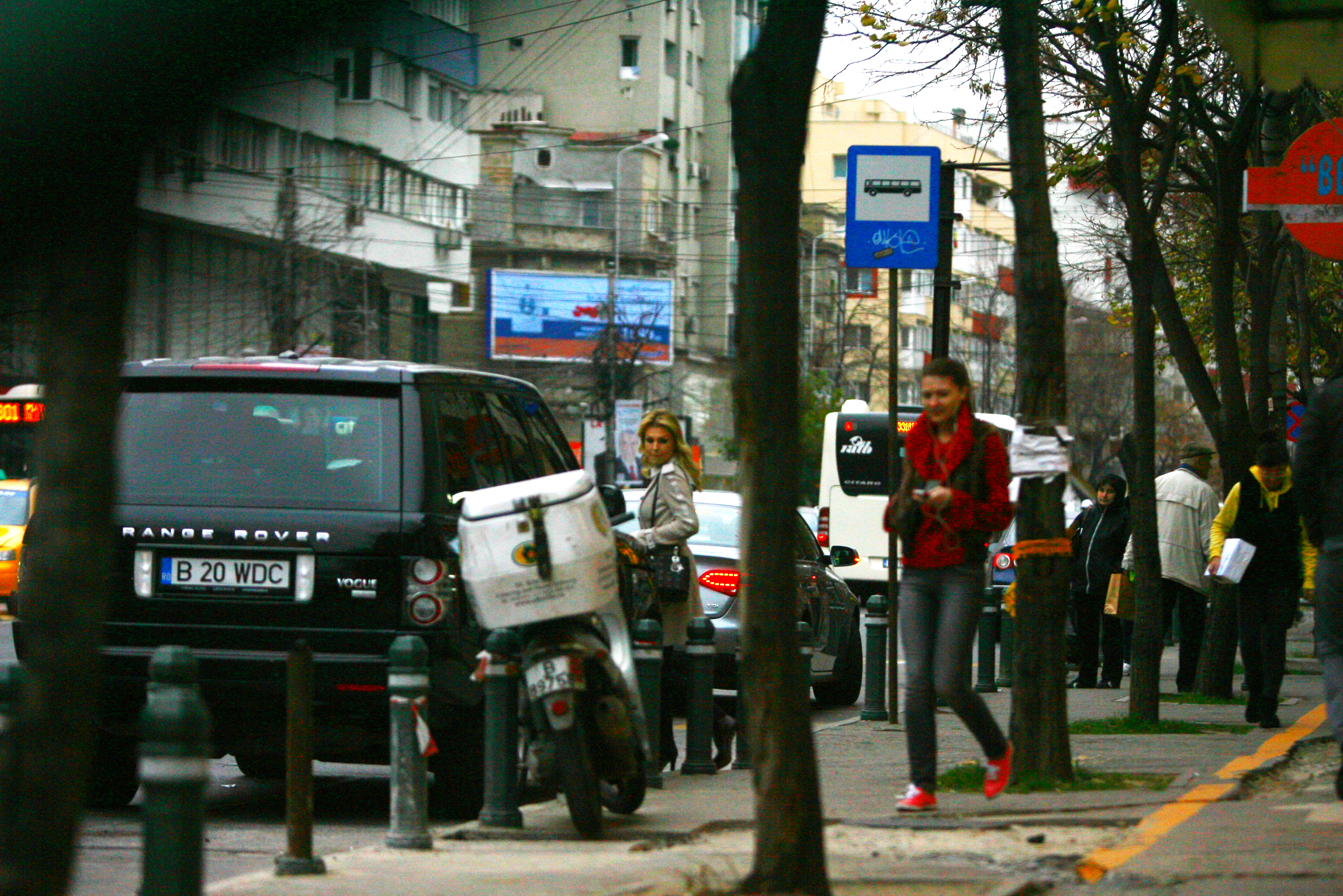 Ajunsa la masina, Crstina Rus a intors mirata capul spre domnisoara care tocmai trecuse prin fata ei, pe trotuar