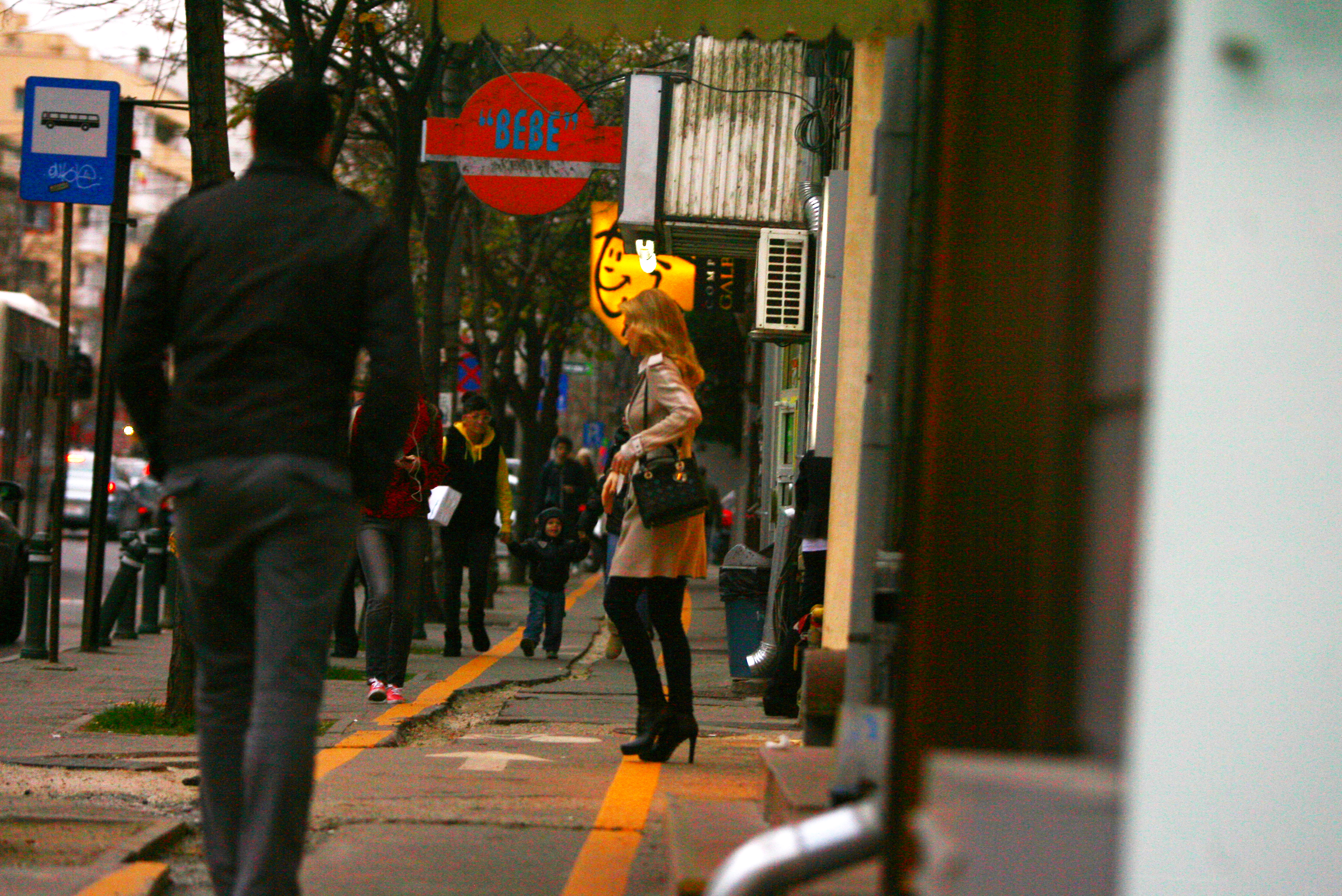 Solistei i-a fost acaparata imediat privirea de catre tanara care a trecut prin fata ei