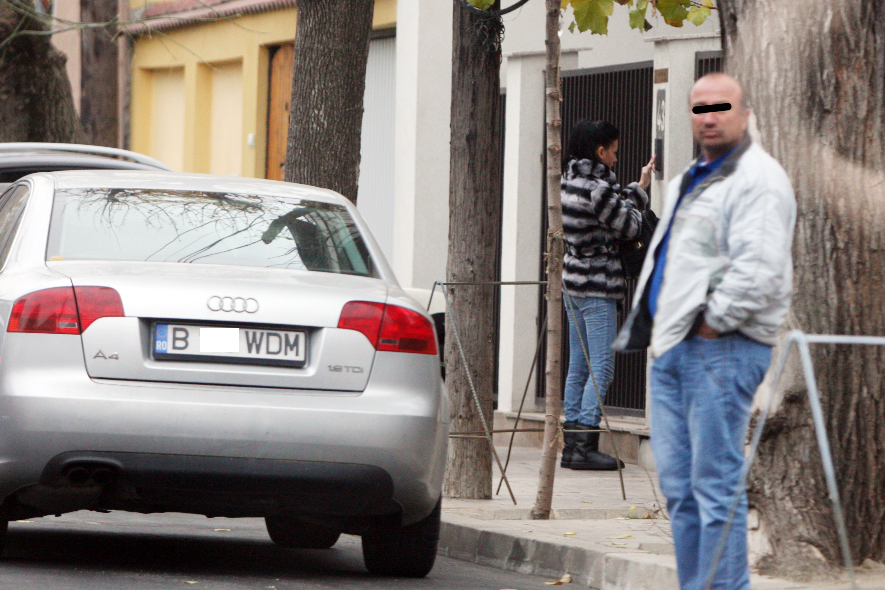 Denisa a coborat din masina vorbind la telefon si a intrat glont in slaonul de infrumusetare, semn ca era grabita