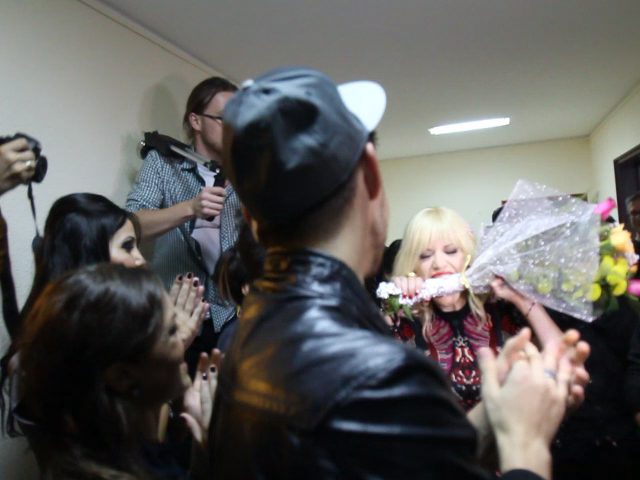 Auzind acordurile muzici lautaresti, Lori s-a facut ca musca din buchetul de flori