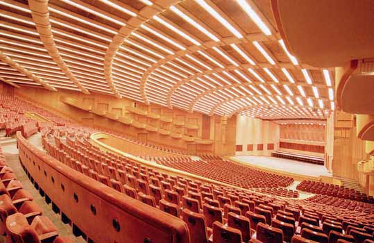 Artistul sustine ca scena Salii Palatului nu ar fi facut fata greutatii echipamentului sau adus pentru show-ul din aceasta seara