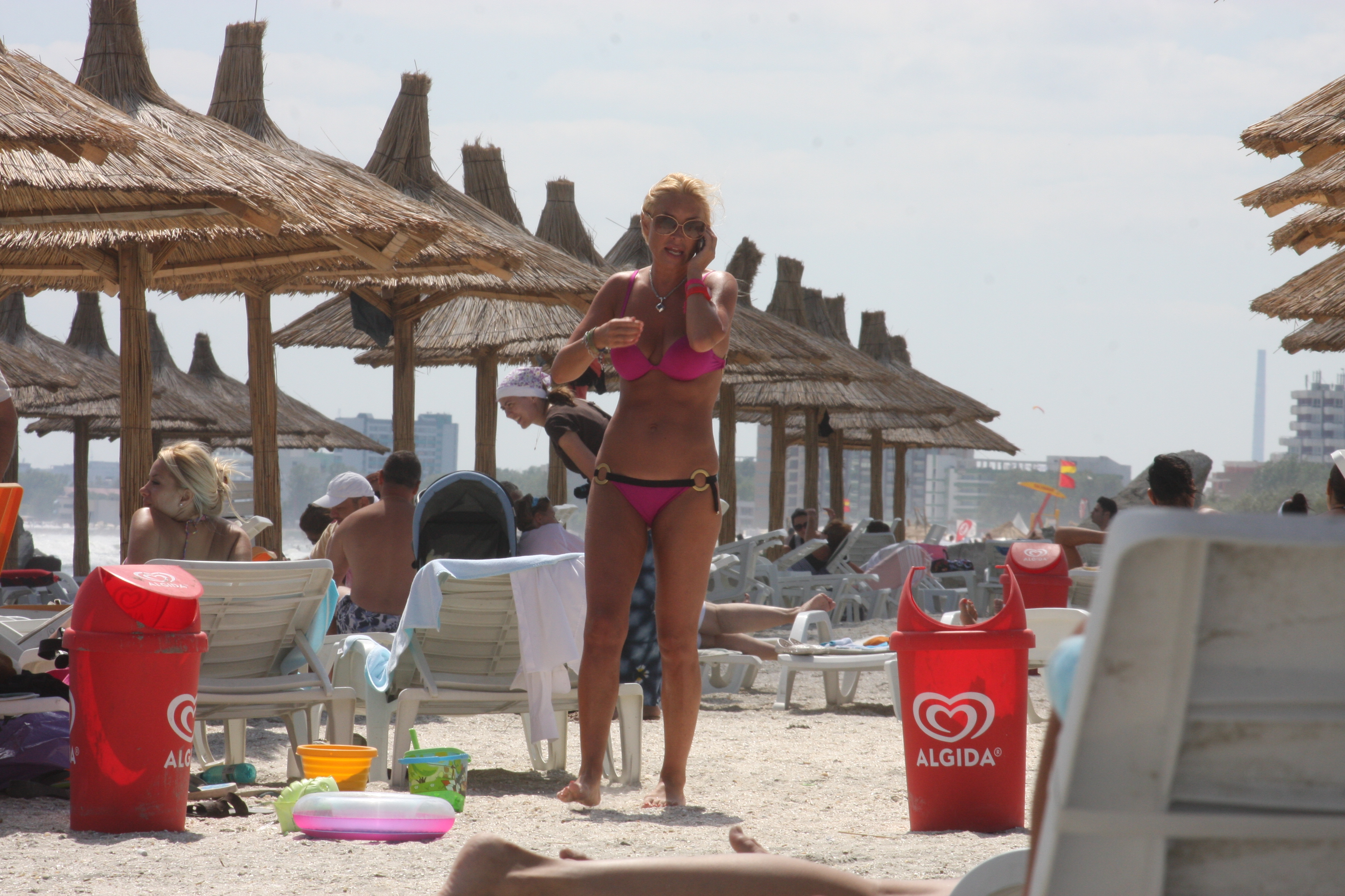 Vica regretaca nu s-a multumit cu sanii care, desi isi pierdusera fermitatea, i se par acum mult mai atragatori