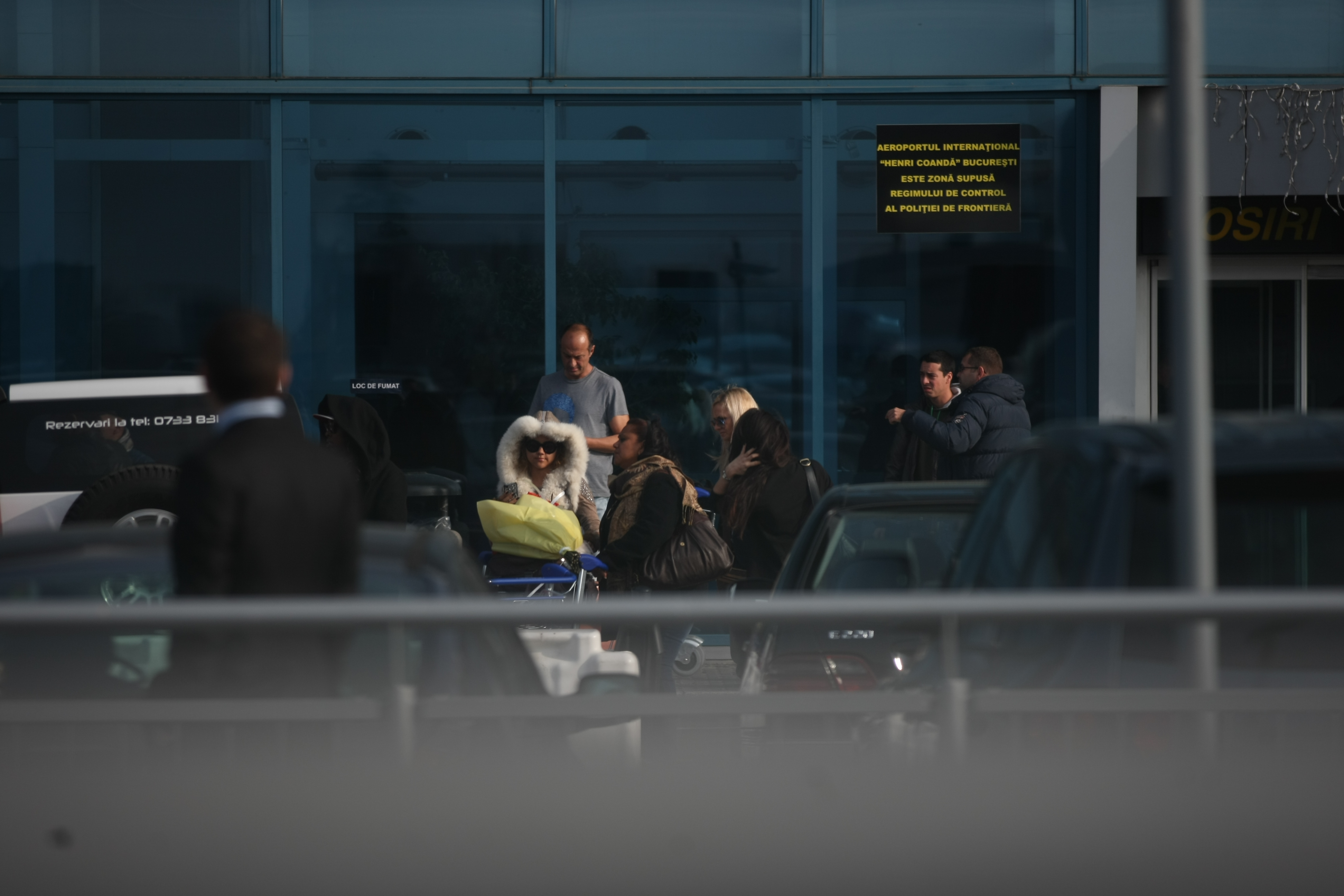 Artista este intampinata la aeroport cu un superb bucget de trandafiri