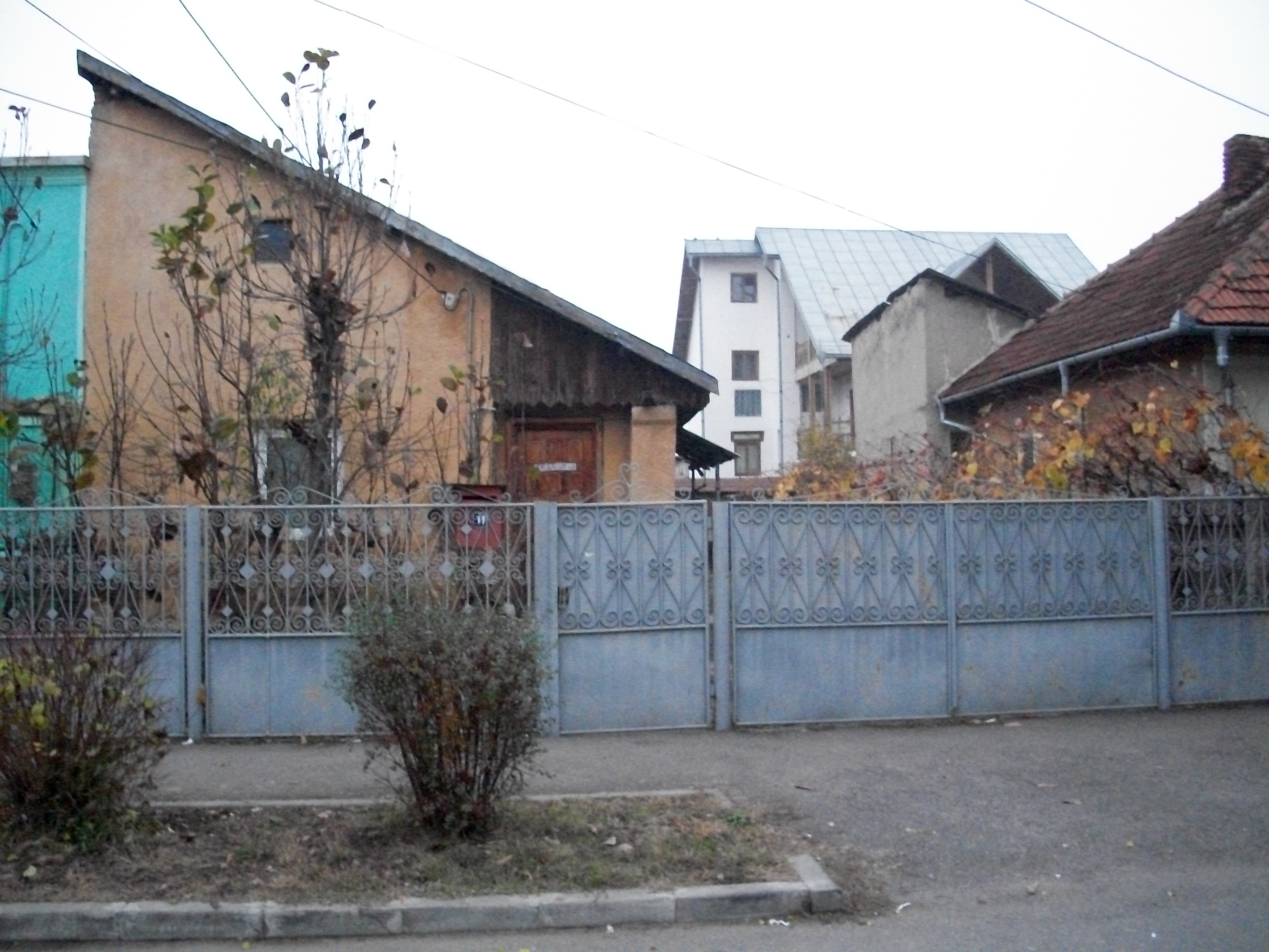 Razvan a gajat creditul cu aceasta casa Tg.Jiu, dar si cu un apartament de lux dintr-un bloc de pe B-dul Unirii din Capitala
