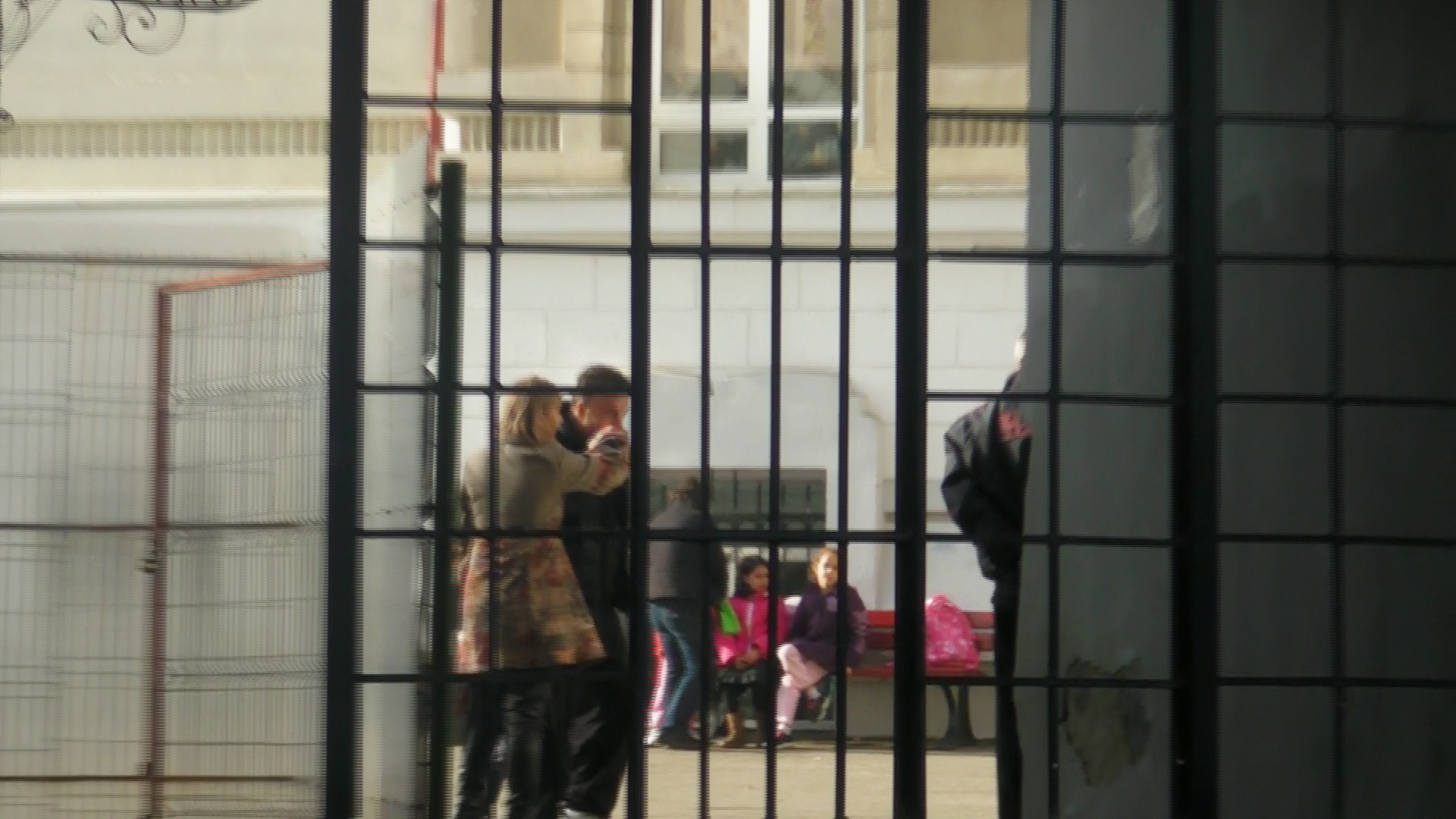 Mereu galant, Enache a sarutat mana unei mamici venite sa-si ia copilul, in curtea scolii