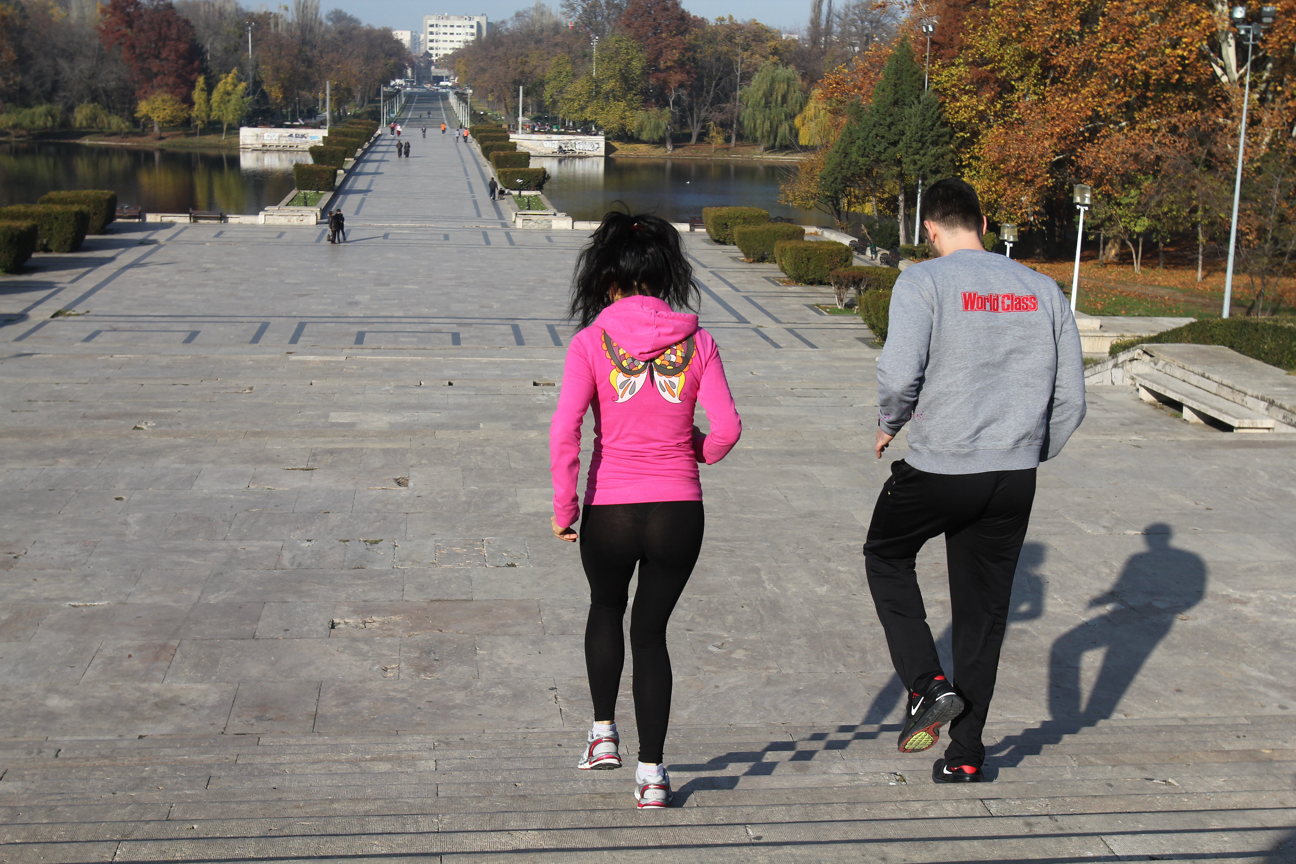In momentul coborarii scarilor, Wanda incordeaza picioarele, la sfatul antrenorului