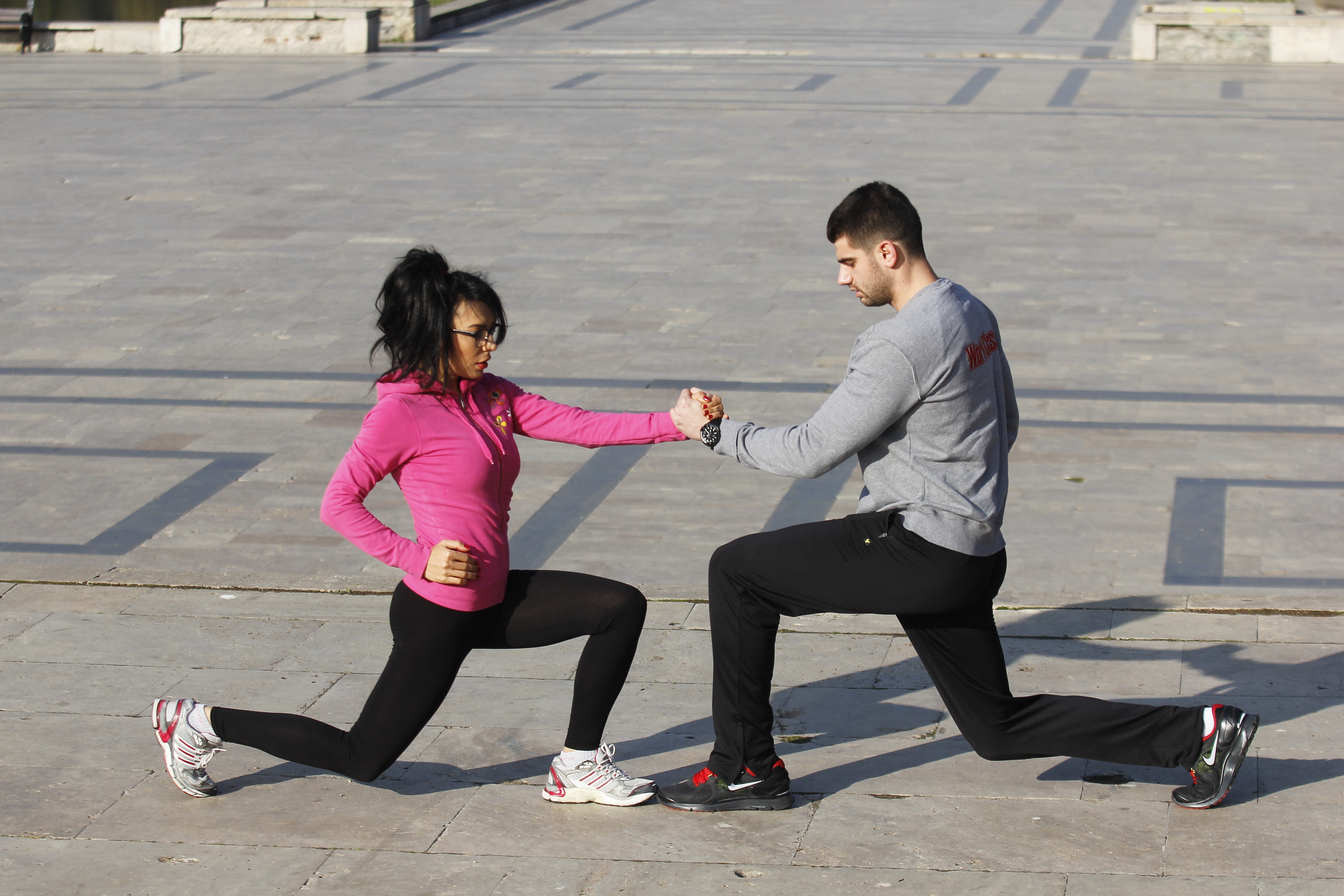 in afara de alergatul pe scari, bruneta face si alte exercitii, menite sa-i sigure un trup armonios