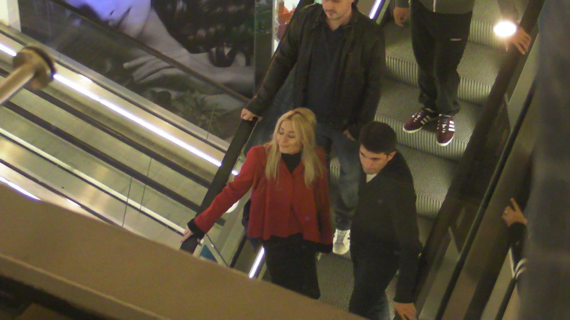 Laura si Cosmin se plimba linistiti prin mall, fara sa isi ascunda relatia