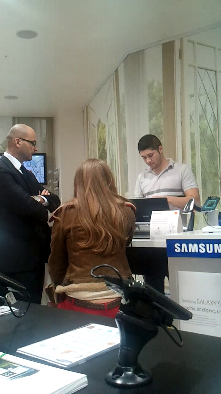 Romanita se sprijina obosita pe marginea unui stativ, pana cand iubitul ei termina de achitat