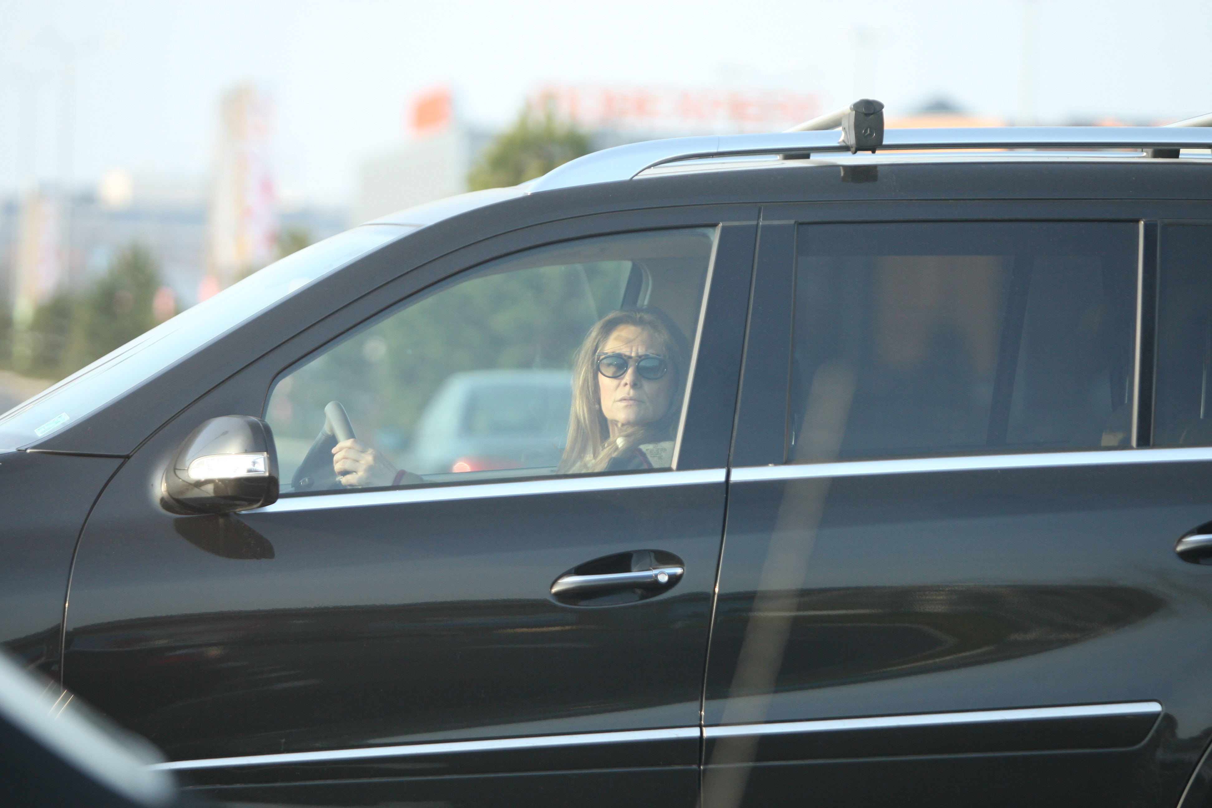 Multumita de rezultat, creatoarea de moda, demareaza in tromba spre alte treburi cotidiene