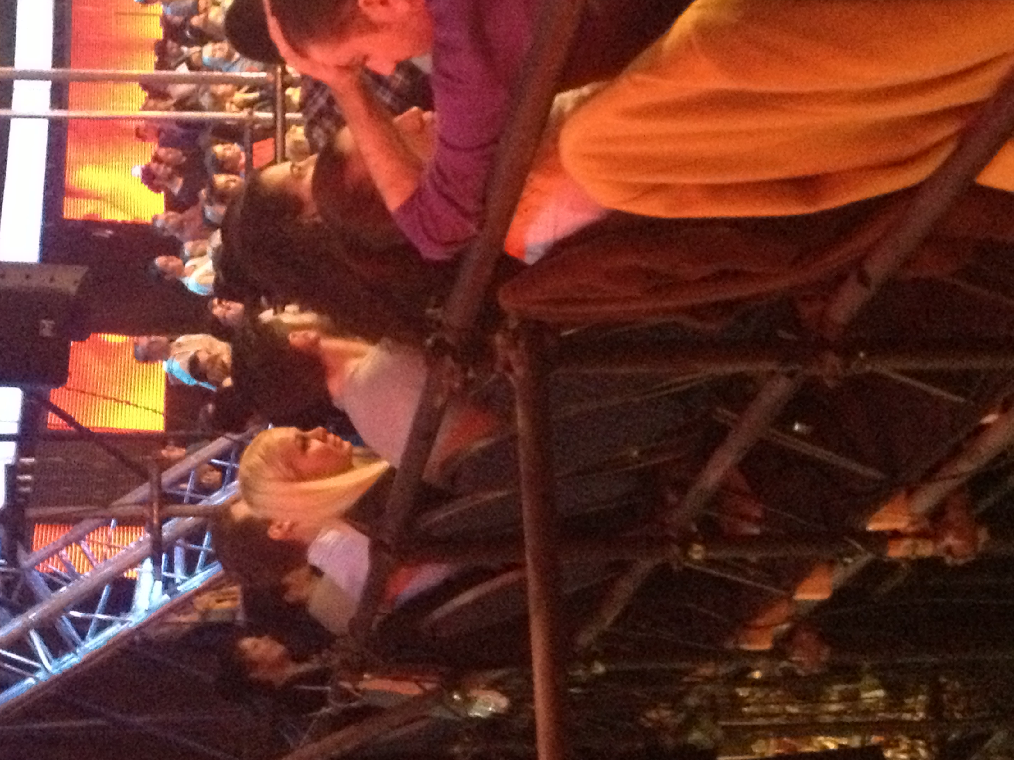 Marti seara, Victor si Bianca au fost nedespartiti, iar ea a stat langa el in public, la 