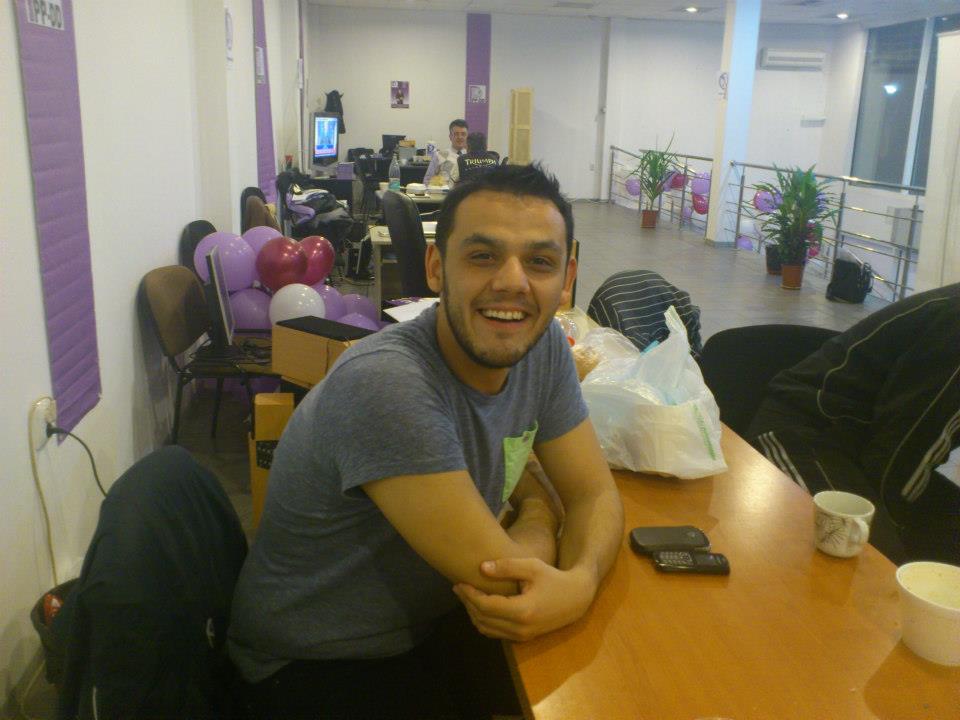 Barbatul pare binedispus si arata mult mai bine