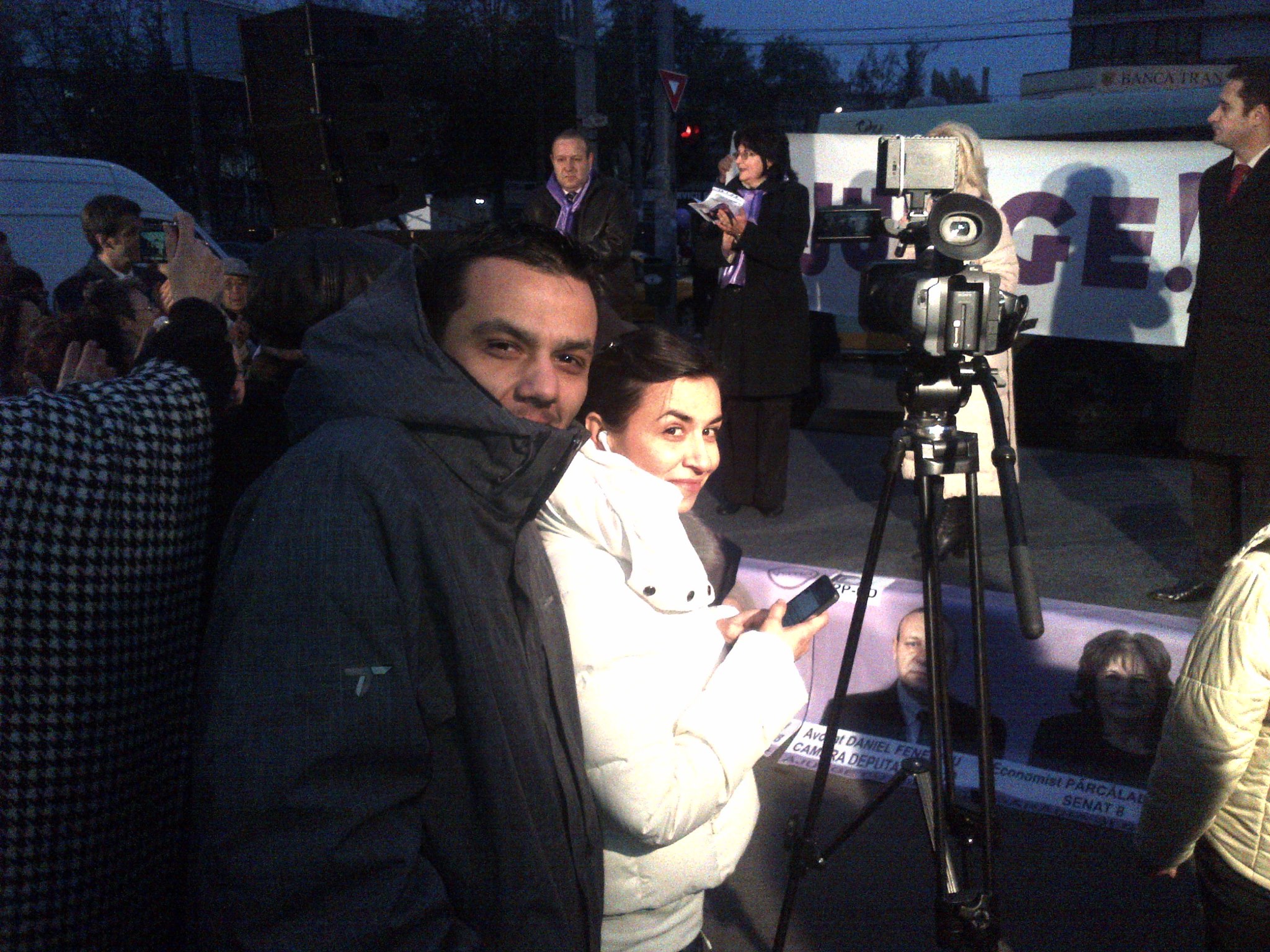 Doru alaturi de o colega la o transmisie nocturna