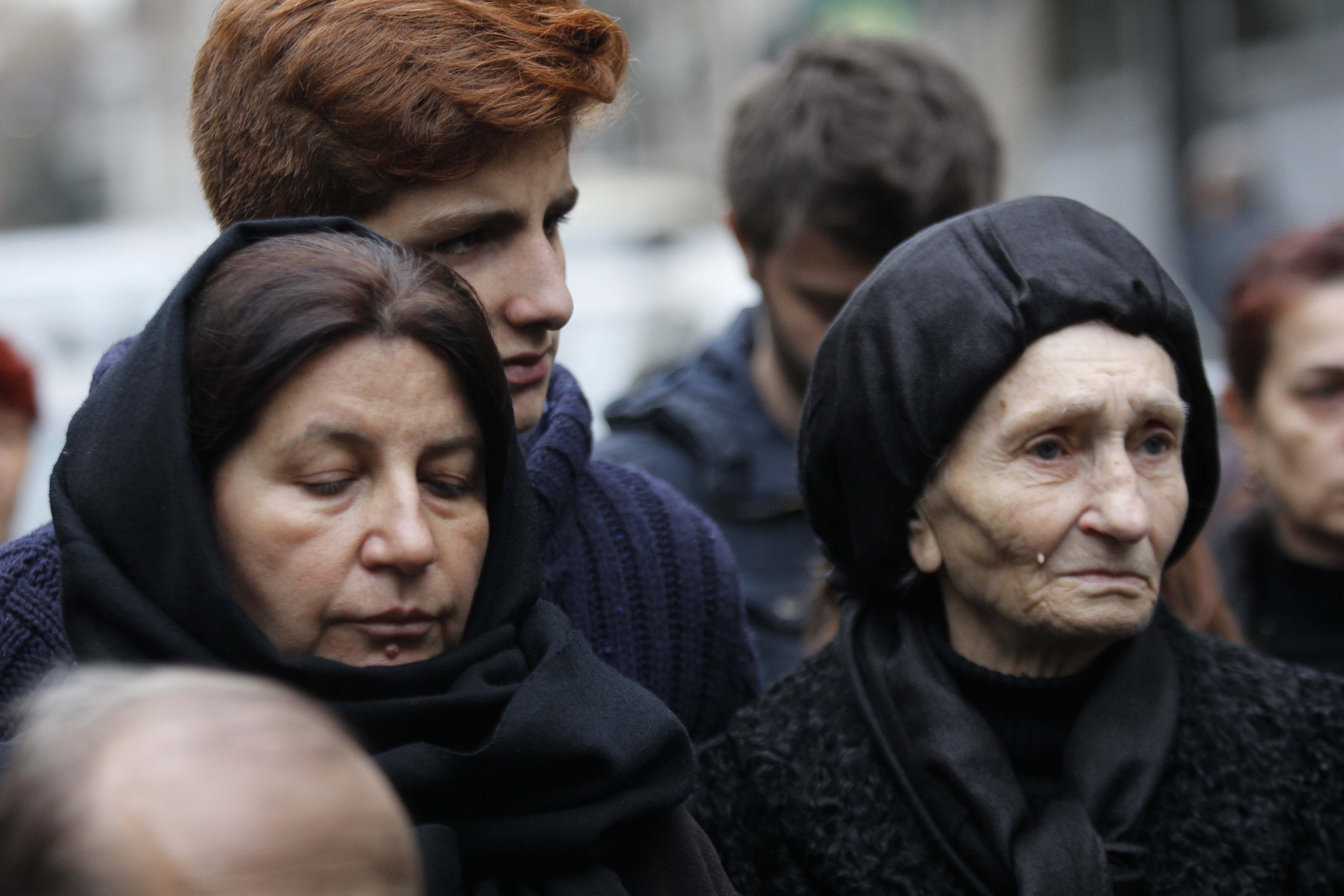 Magda Catone si mama lui Serban Ionescu au stat una langa alta la inmormantare