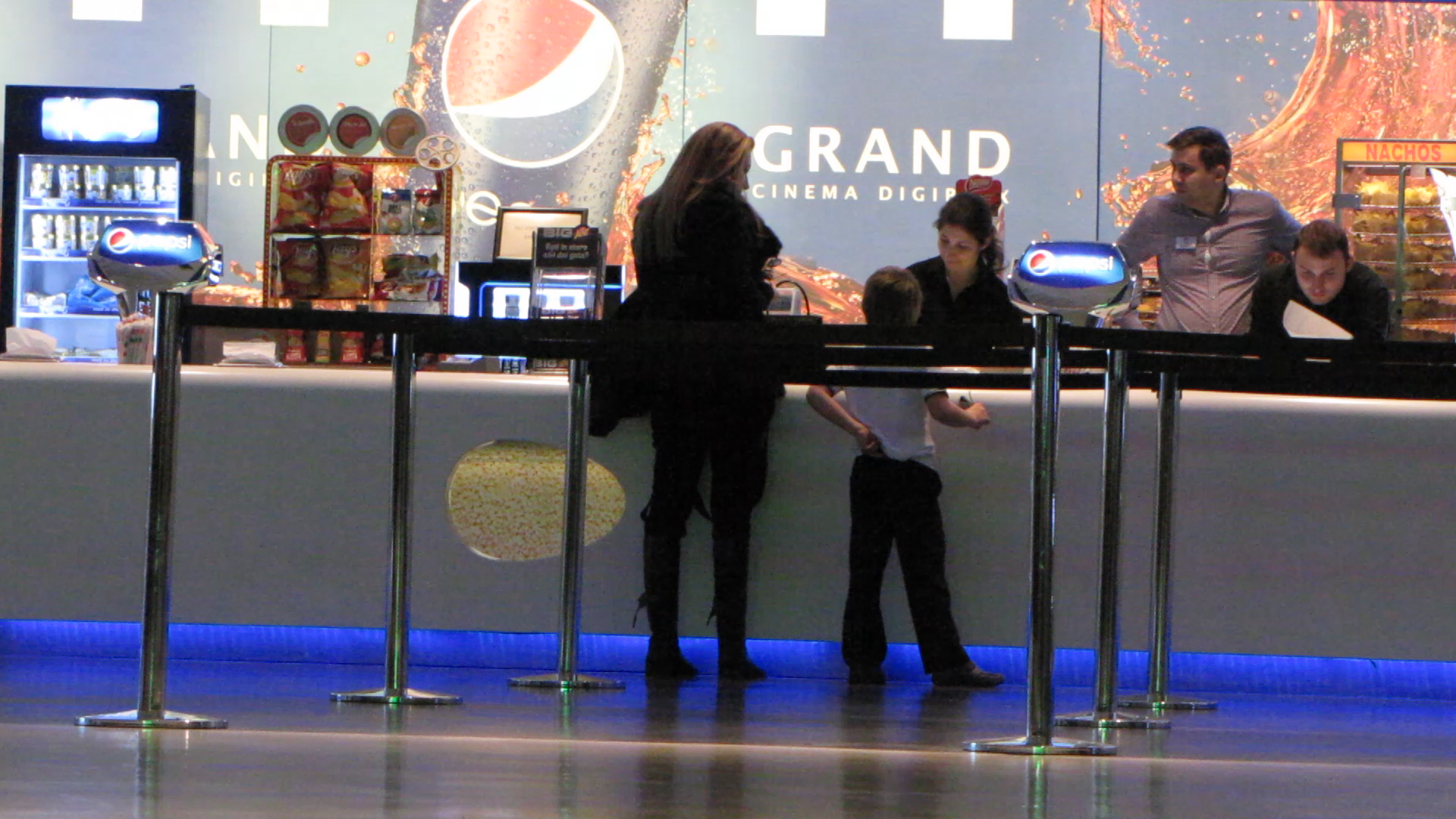 Cei doi se indreapta spre casa de bilete, hotarati sa-si cumpere si ceva de rontait