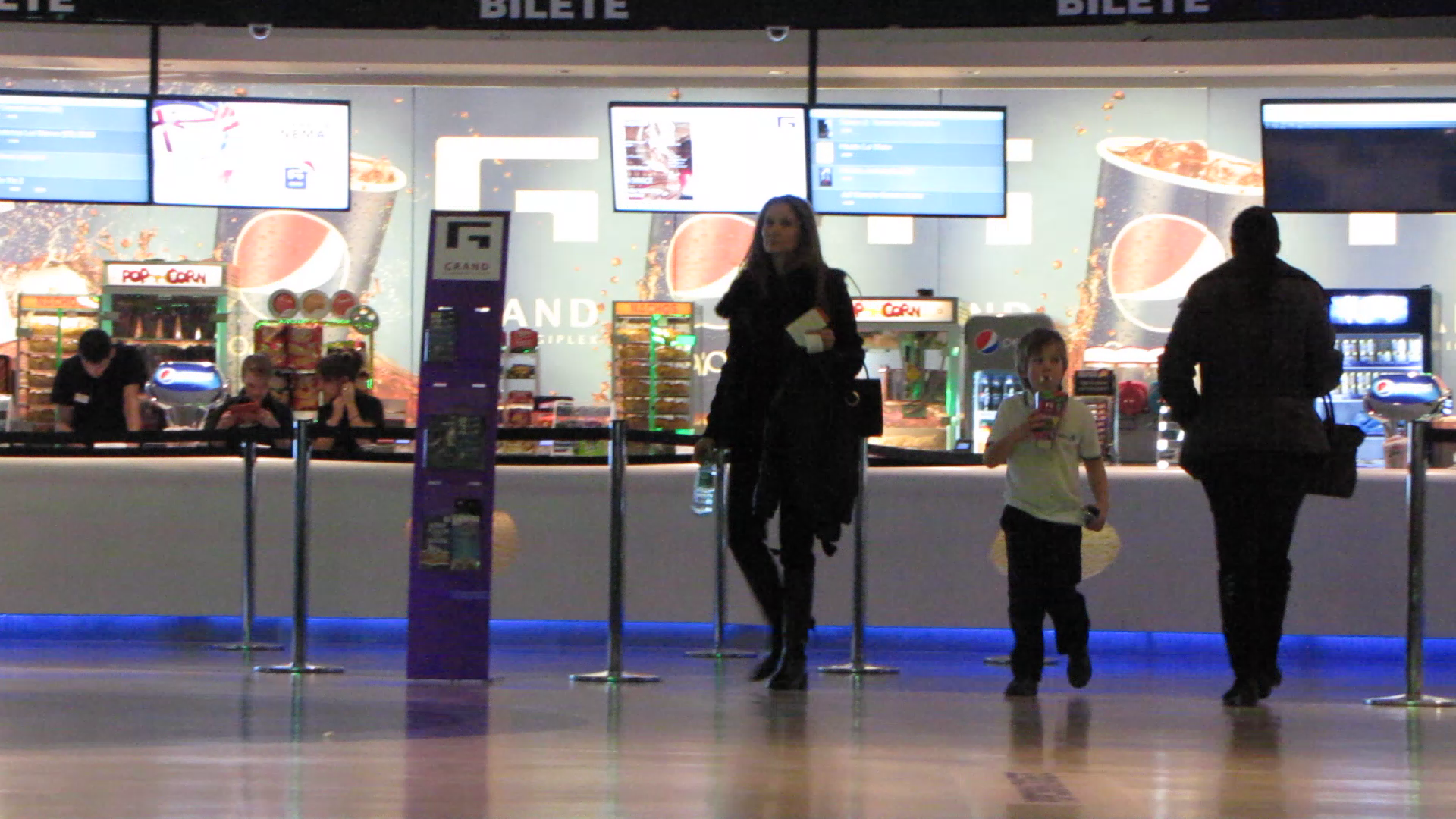 Cand s-a trezit cu punga in brate, Albert incepe sa se serveasca direct din ea