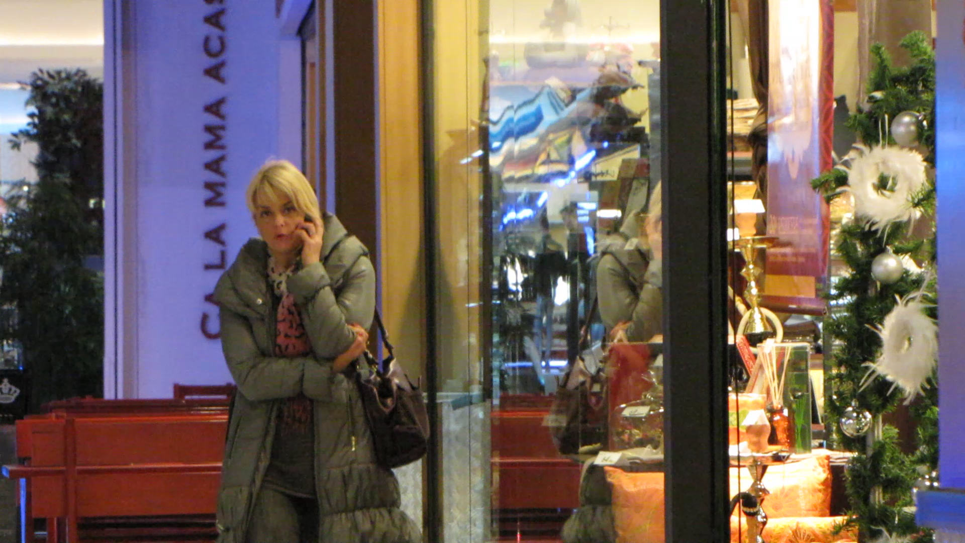 Absiorbita de discutia telefonica, Iuliana Marciuc a dat senzatia, la un moment dat, ca poarta o conversatie contradictorie