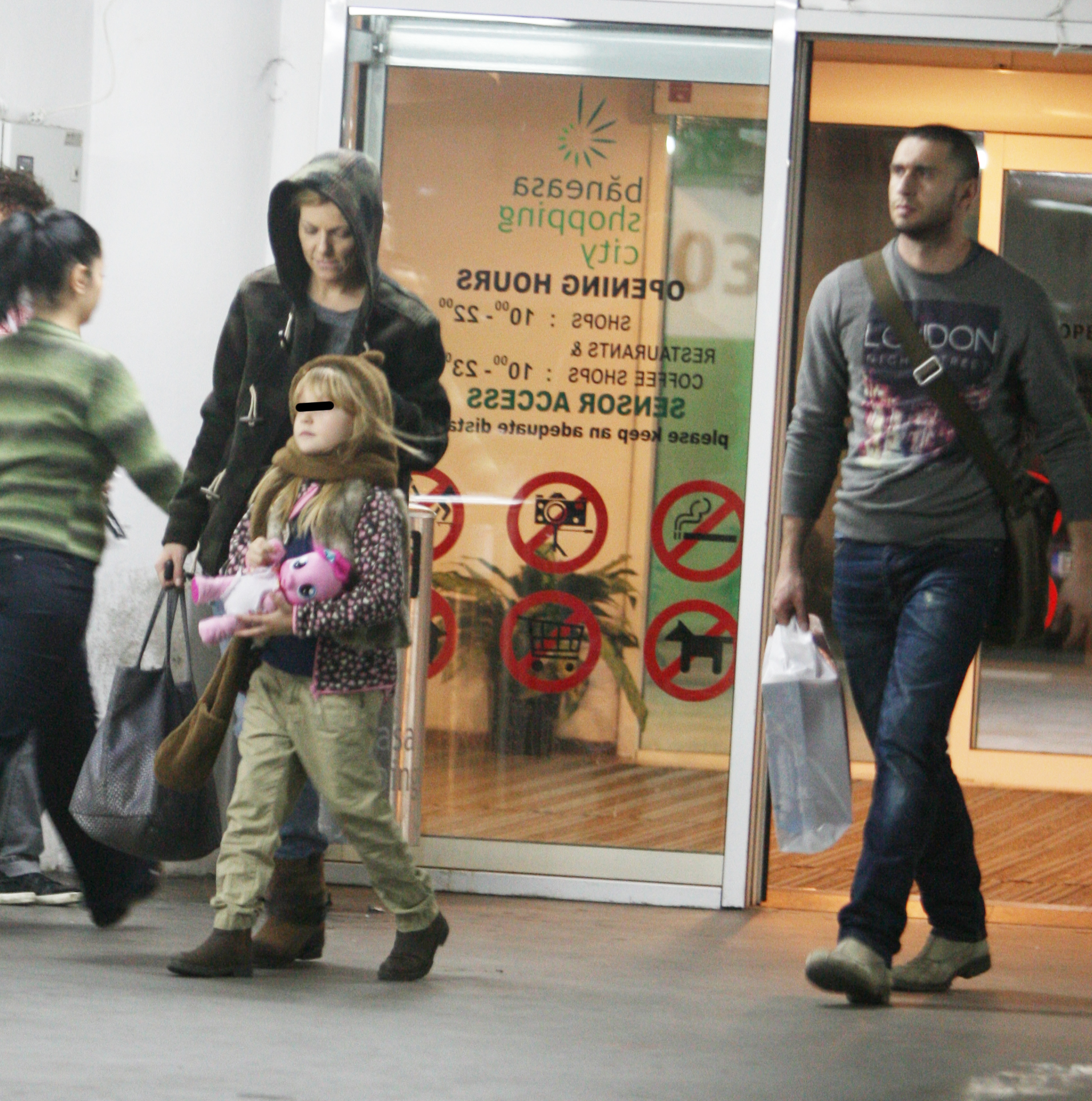 Usor obosita, Sofia insa este fericita ca a petrecut o zi intreaga alaturi de parintii ei