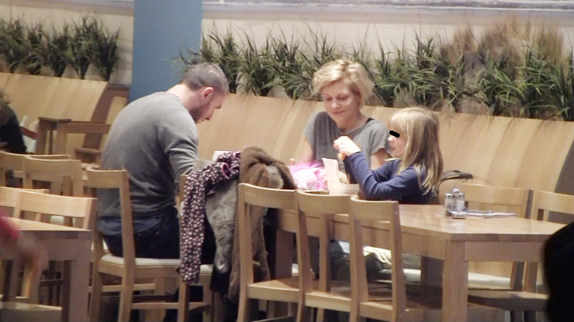 Cei trei iau masa de pranz