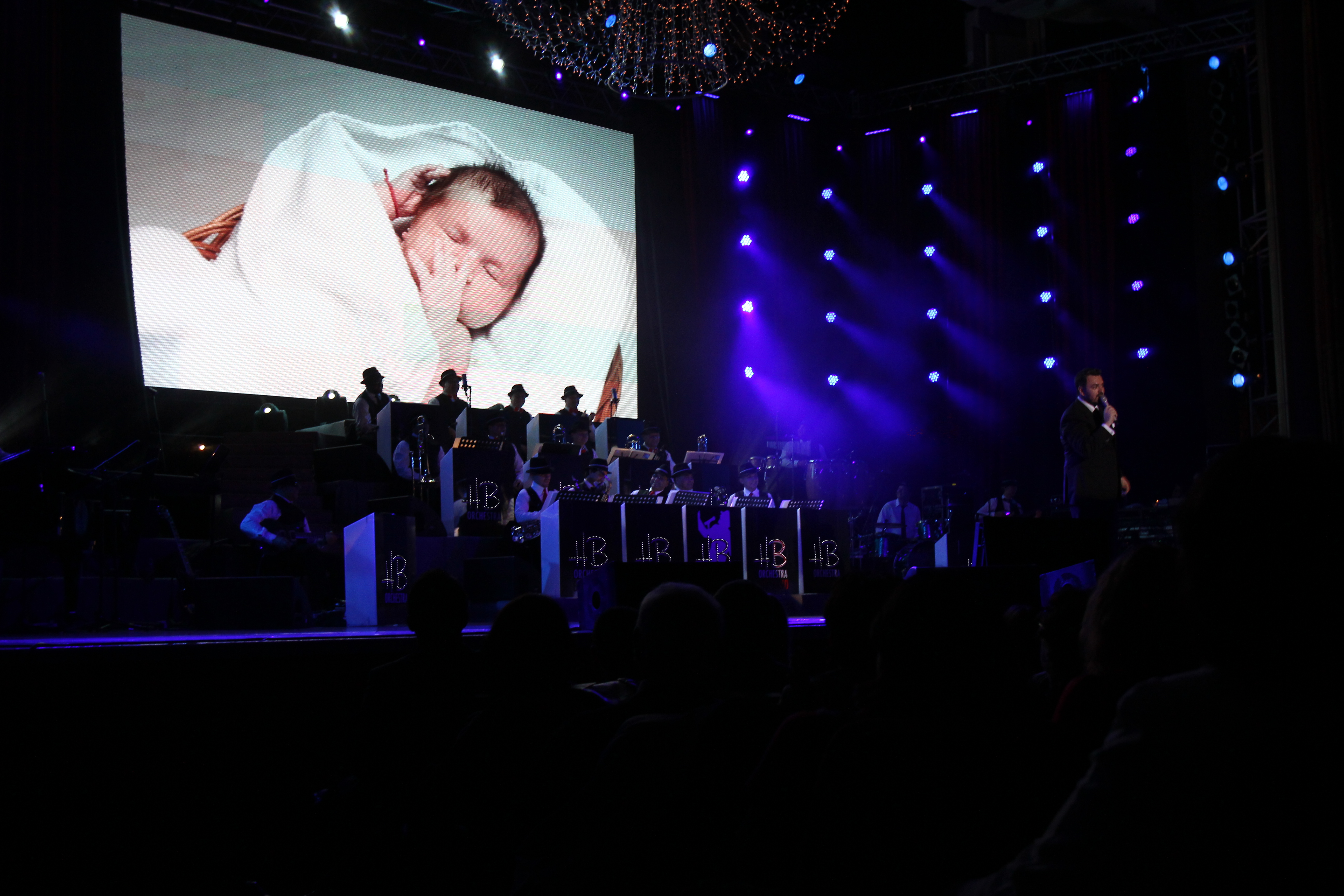 Desi s-a ferit sa se lase fotografiat cu fetita, Brenciu a prezentat-o in premiera pe micuta Mina la concertul de aseara