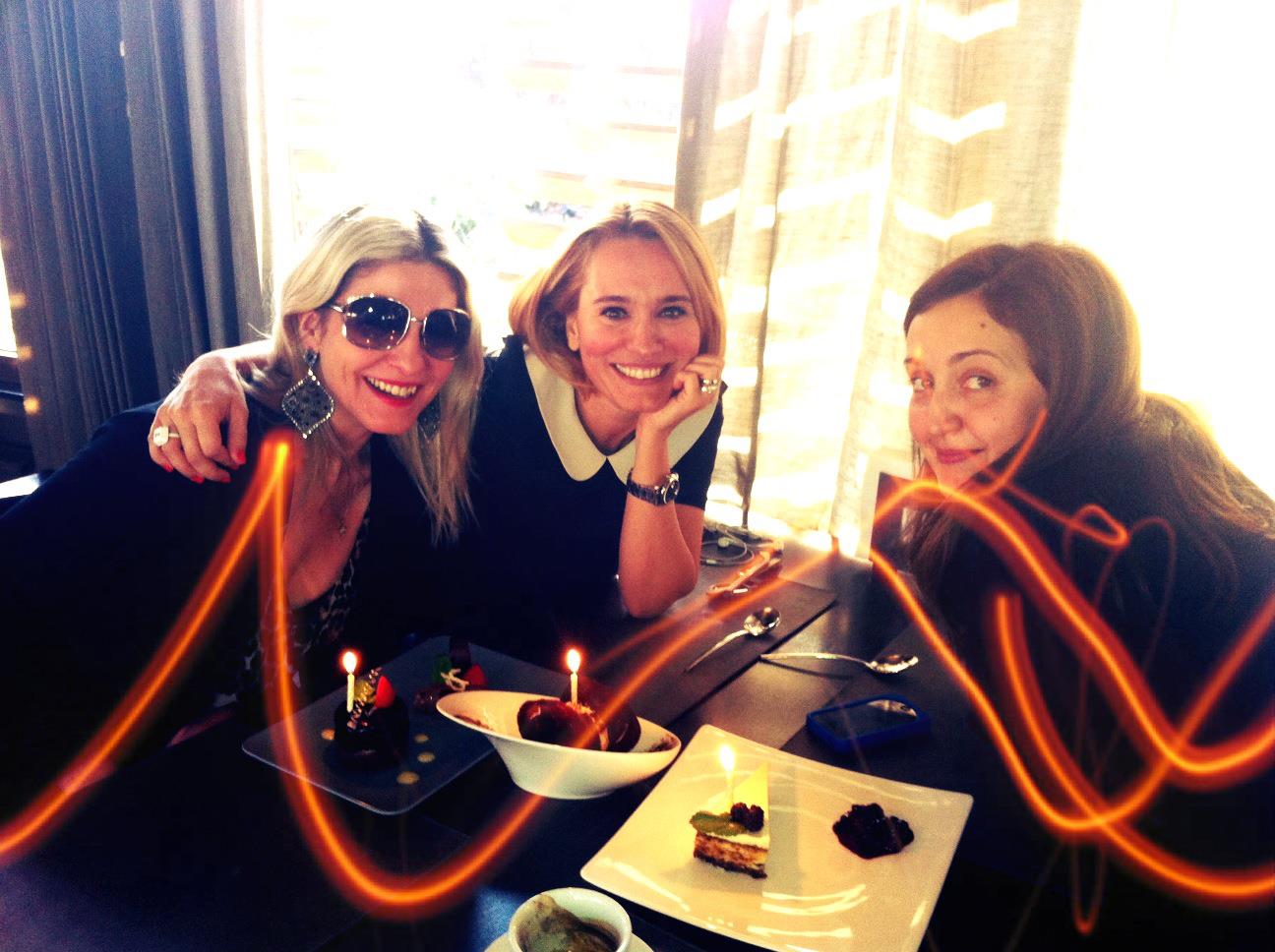 Andreea Esca a ieşit în oraş cu fetele! Vezi cum a petrecut de ziua ei!