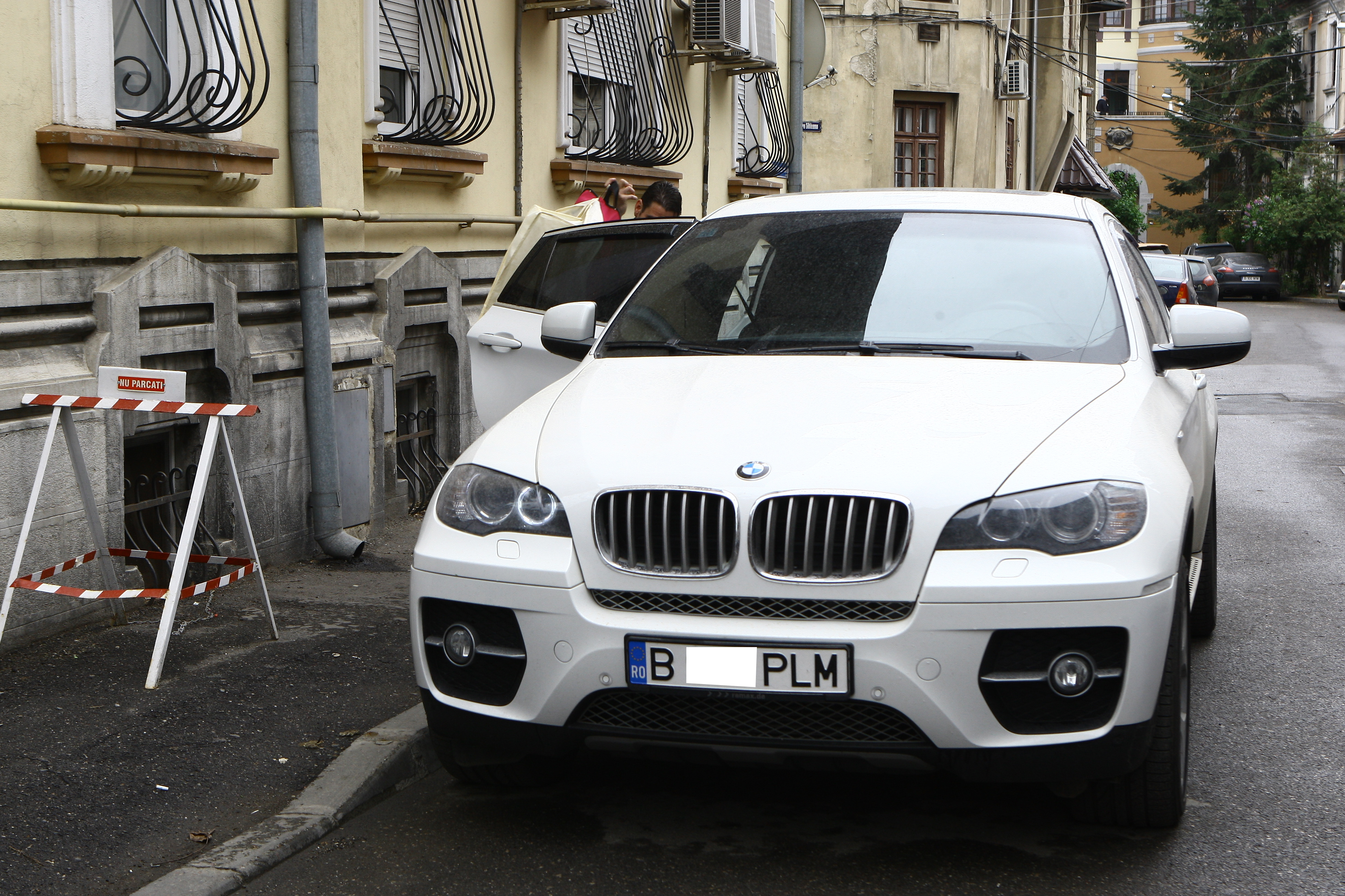 Acum, dupa suspendarea permisului, bolidul lui Pepe a ajuns pe mana prietenilor, care ii servesc drept soferi