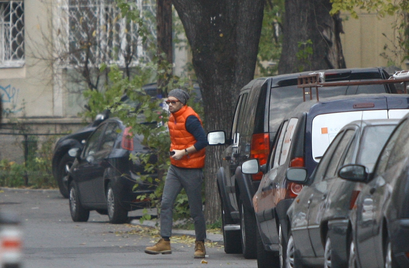 Pantalonii actorului par sa fi intrat la apa