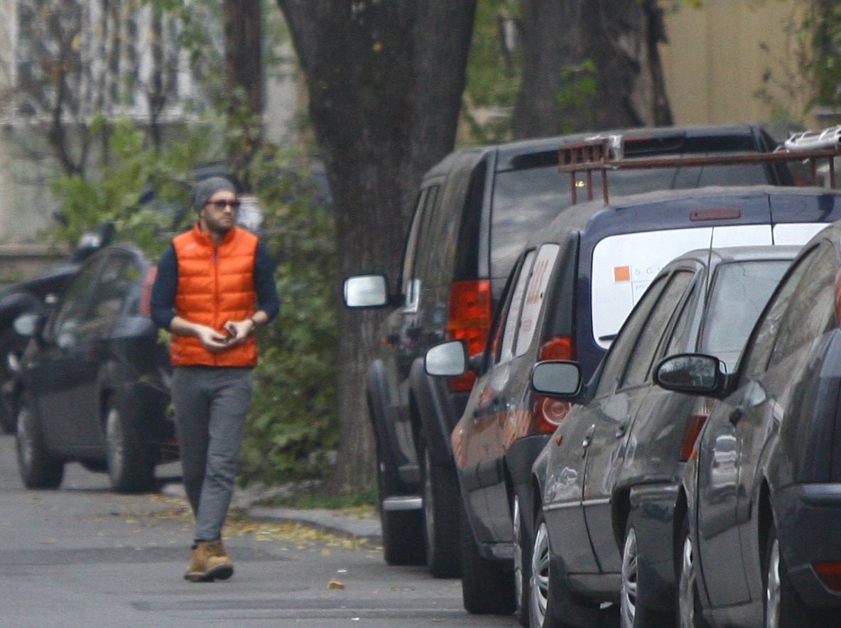 Imbracat dupa un stil propriu, Mihai Bendeac coboara din SUV-ul lui si intra in imobil
