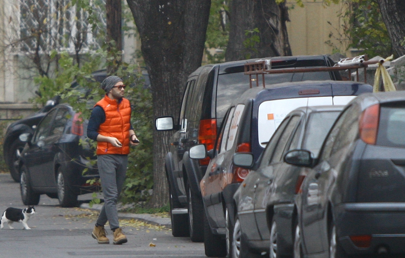 Chiar daca pantalonii par sa-i fi intrat la apa, actorul este mandru de outffit-ul lui
