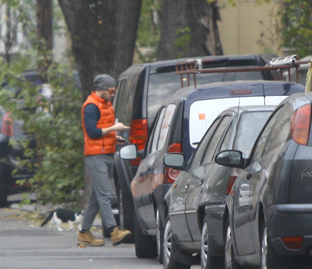 Bendeac se opreste pret de cateva minute pentru a-si verifica telefonul mobil