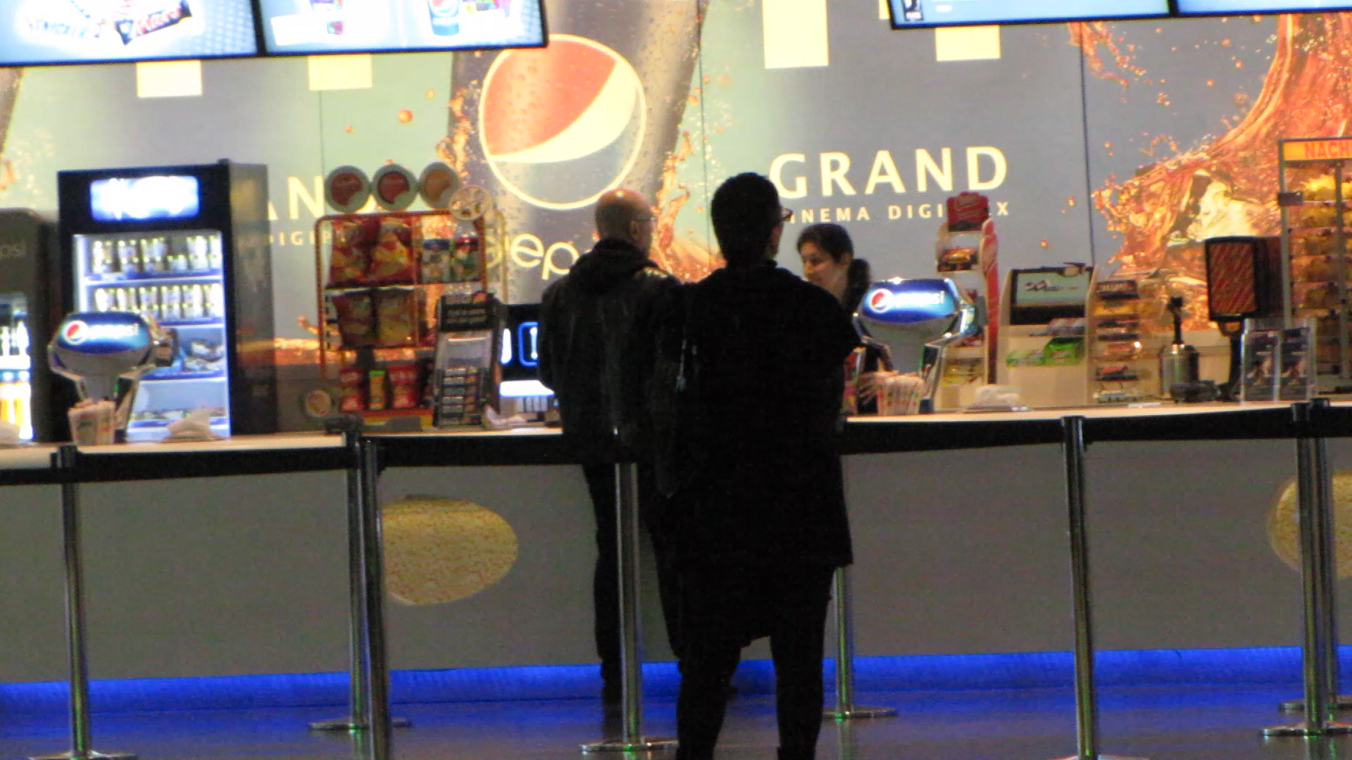 Pocorschi si-a lasat sotia sa-l astepte, iar el s-a dus sa cumpere racoritoare si floricele