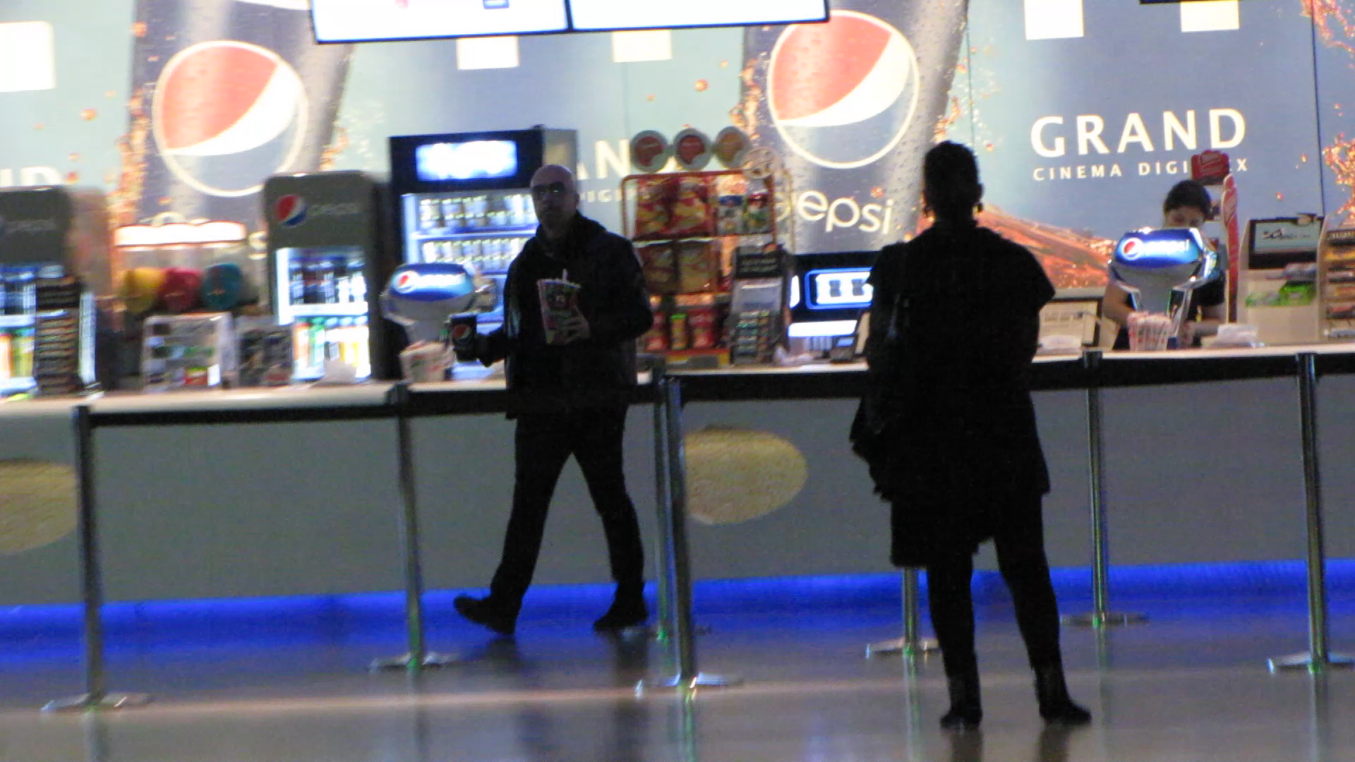 Artistul a cumparat un pahar imens cu suc acidulat si o punga de floricele