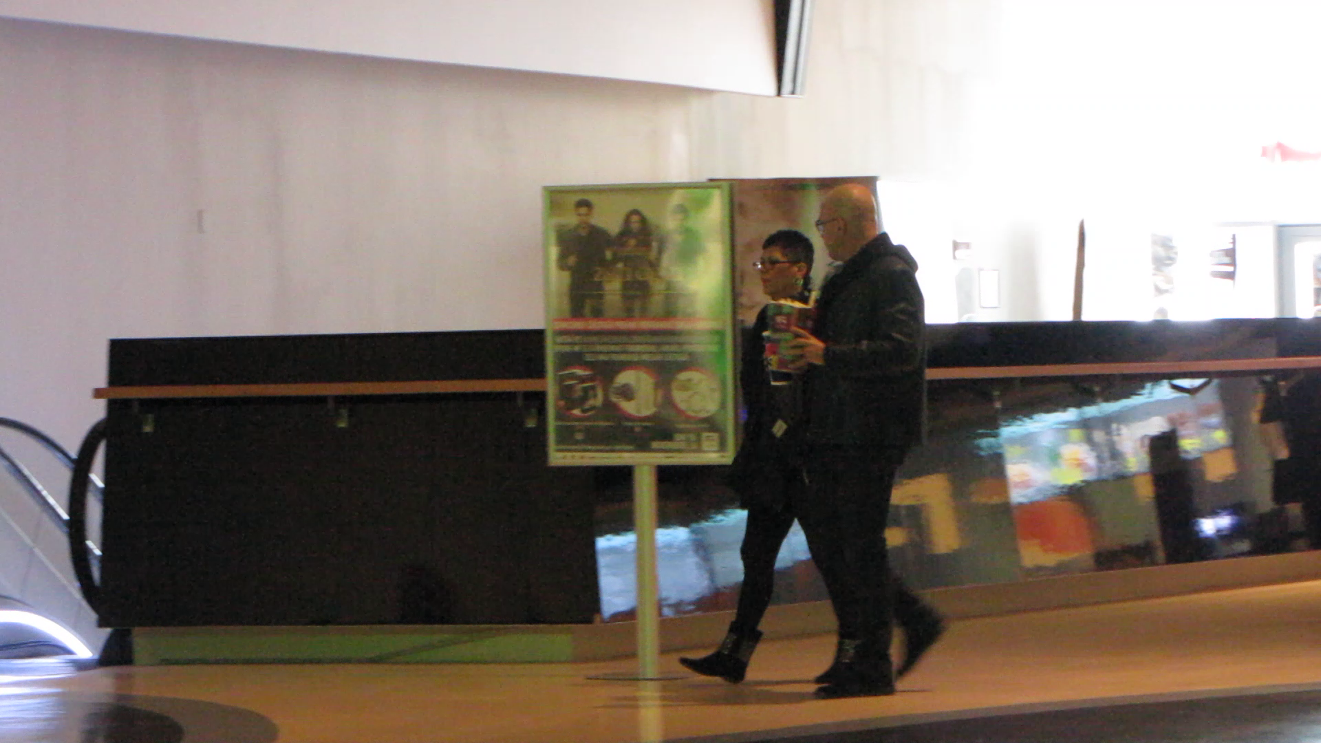 Pocorschi s-a indreptat catre sotia lui si impreuna au intrat la film, pentru a se relaxa